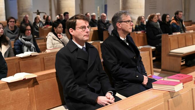 Regierungspräsident Andreas Bothe (l.) und Regierungsvizepräsident Dr. Ansgar Scheipers (r.) gedenken der verstorbenen Mitarbeitenden der Bezirksregierung Münster.