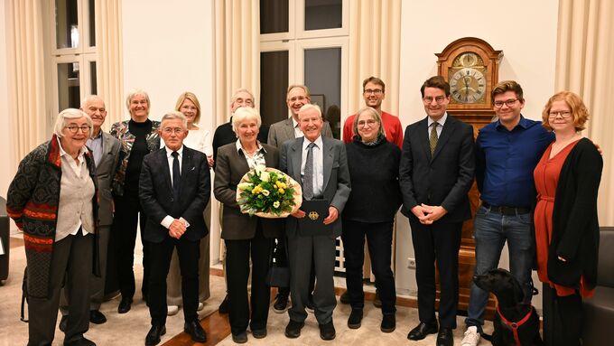 Regierungspräsident Andreas Bothe (3.v.r.) überreichte Professor Dieter Schmalz (6.v.r.) das Bundesverdienstkreuz. Mit dem Empfänger freute sich auch seine Familie.