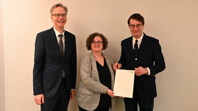 Regierungspräsident Andreas Bothe (r.) und Regierungsvizepräsident Dr. Ansgar Scheipers (l.) mit Julia Schulte