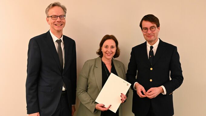 Regierungspräsident Andreas Bothe (r.) und Regierungsvizepräsident Dr. Ansgar Scheipers (l.) mit Kerstin Roerkohl