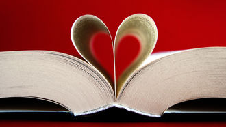 Buch mit Seiten zum Herz geformt