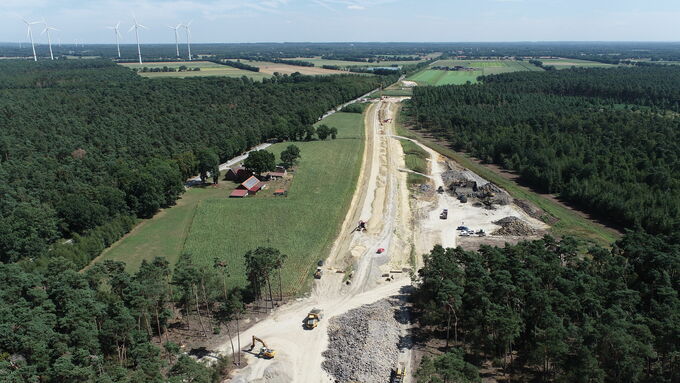 Dammschüttung für den Neubau der B 67n im August 2022