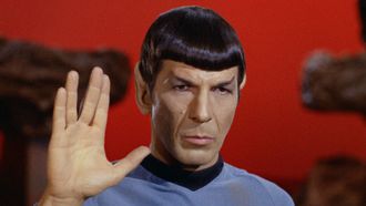 Ein jüdischer Segen als Begrüßungs-Ritual: In der Sciene-Fiction-Serie „Star Trek“ (in Deutschland: „Raumschiff Enterprise“, gesendet ab 1972) spielte Leonard Nimoy den vulkanischen Offizier „Spock“