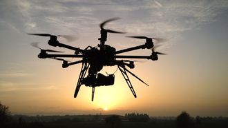 Drohne fliegt im Sonnenuntergang