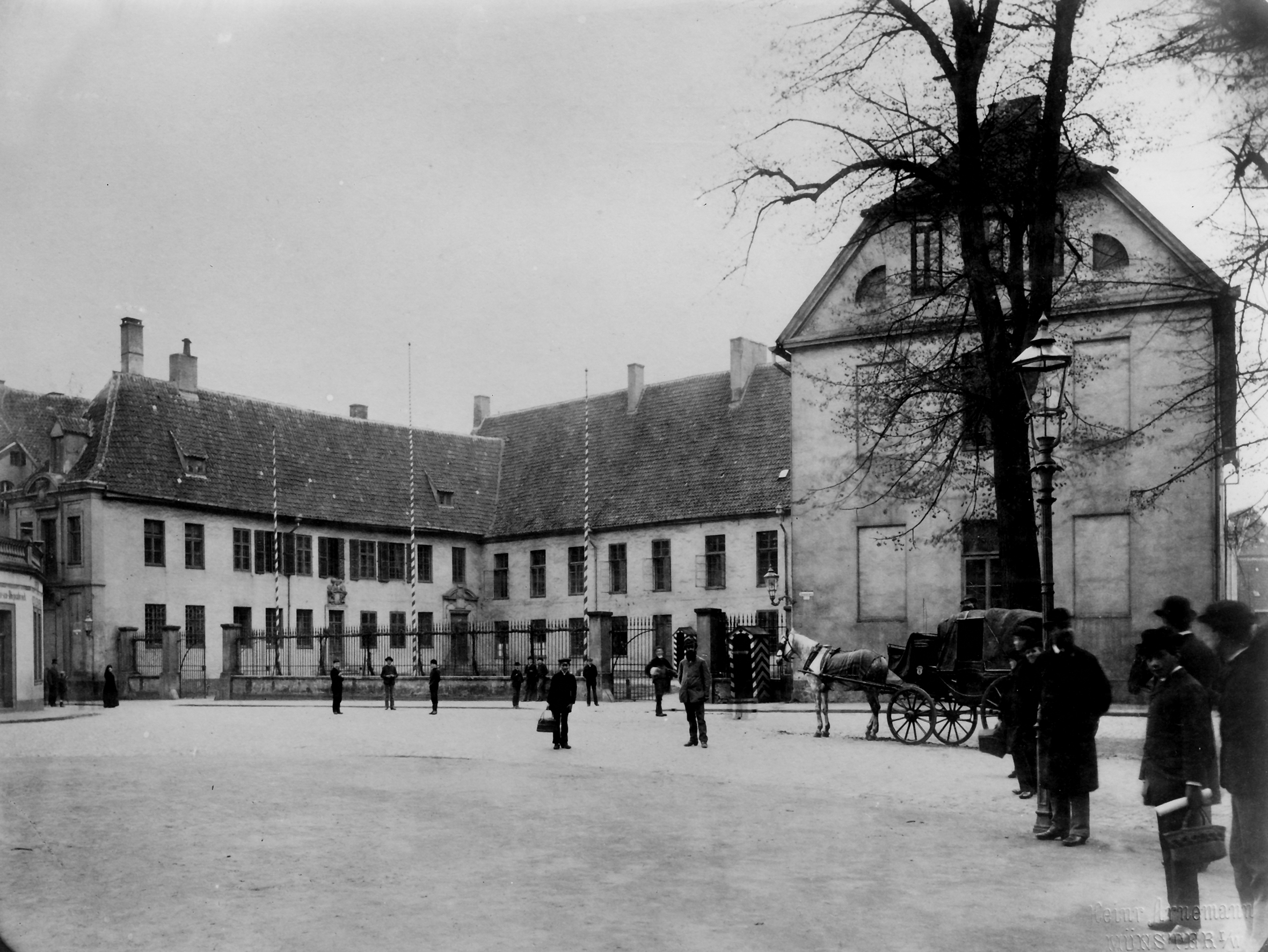 Schwarz-weiß Aufnahme des Dienstgebäudes am Domplatz um 1880