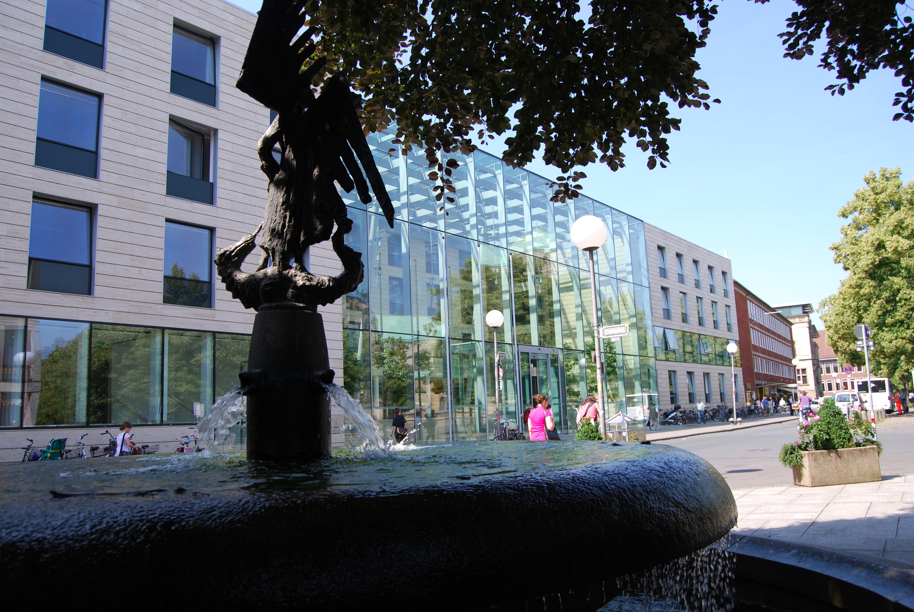 Seitlicher Blick auf das Dienstgebäude der Bezirksregierung Münster am Domplatz in Münster