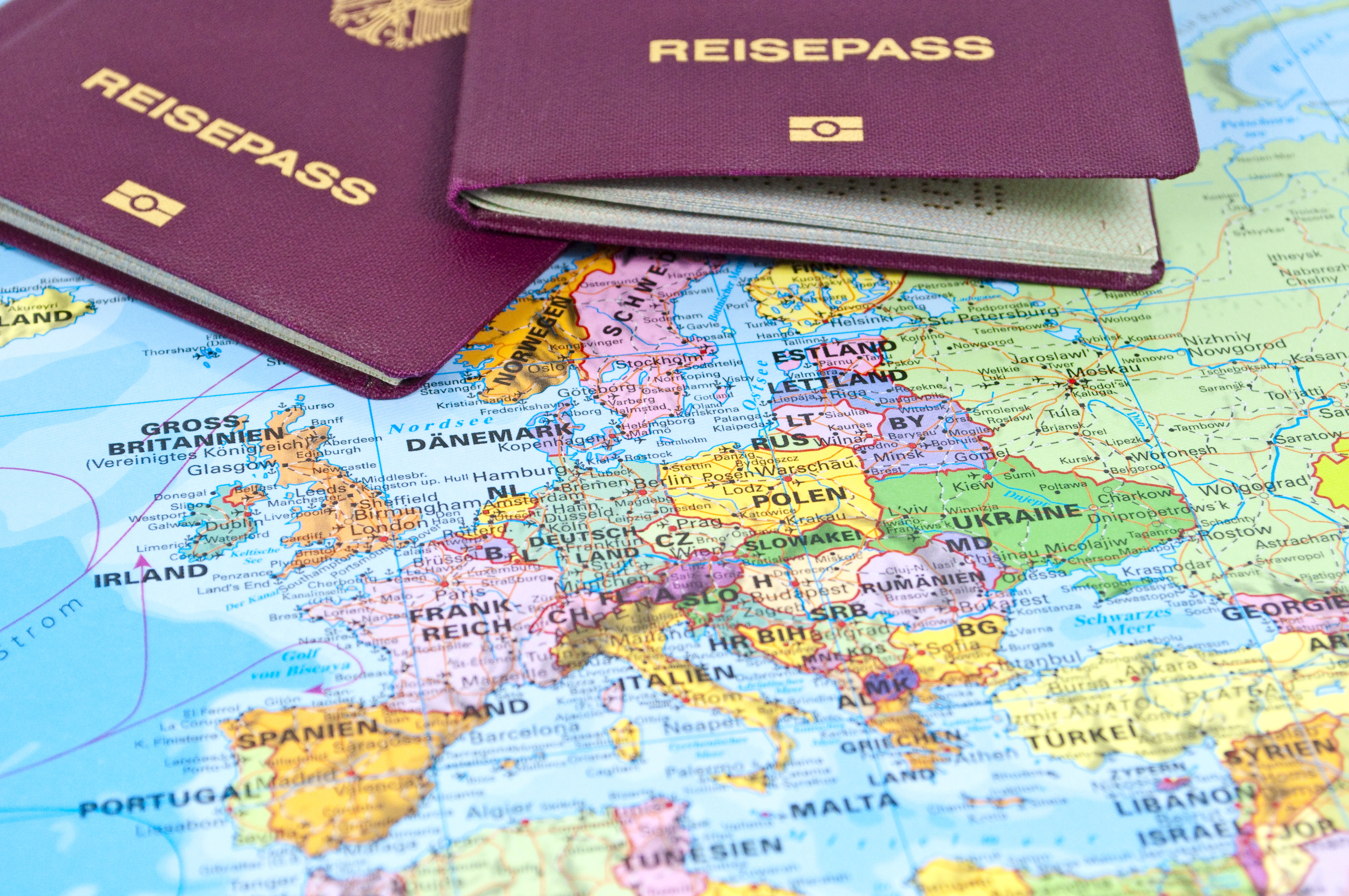 Reisepässe auf einer Karte von Europa