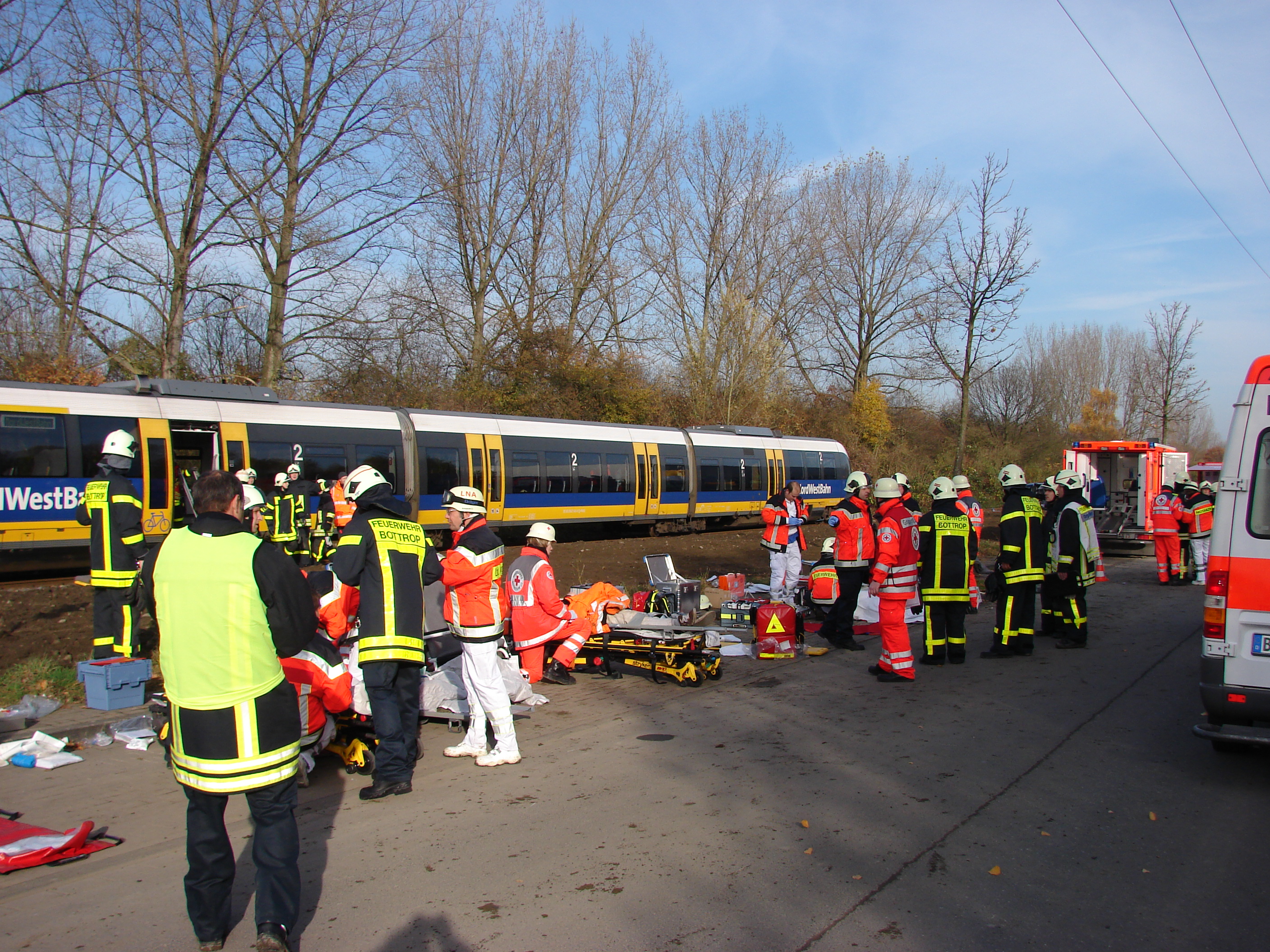 Das Foto zeigt Einsatzkräfte bei einem beispielhaften Massenanfall von Verletzten an einer Bahnstrecke