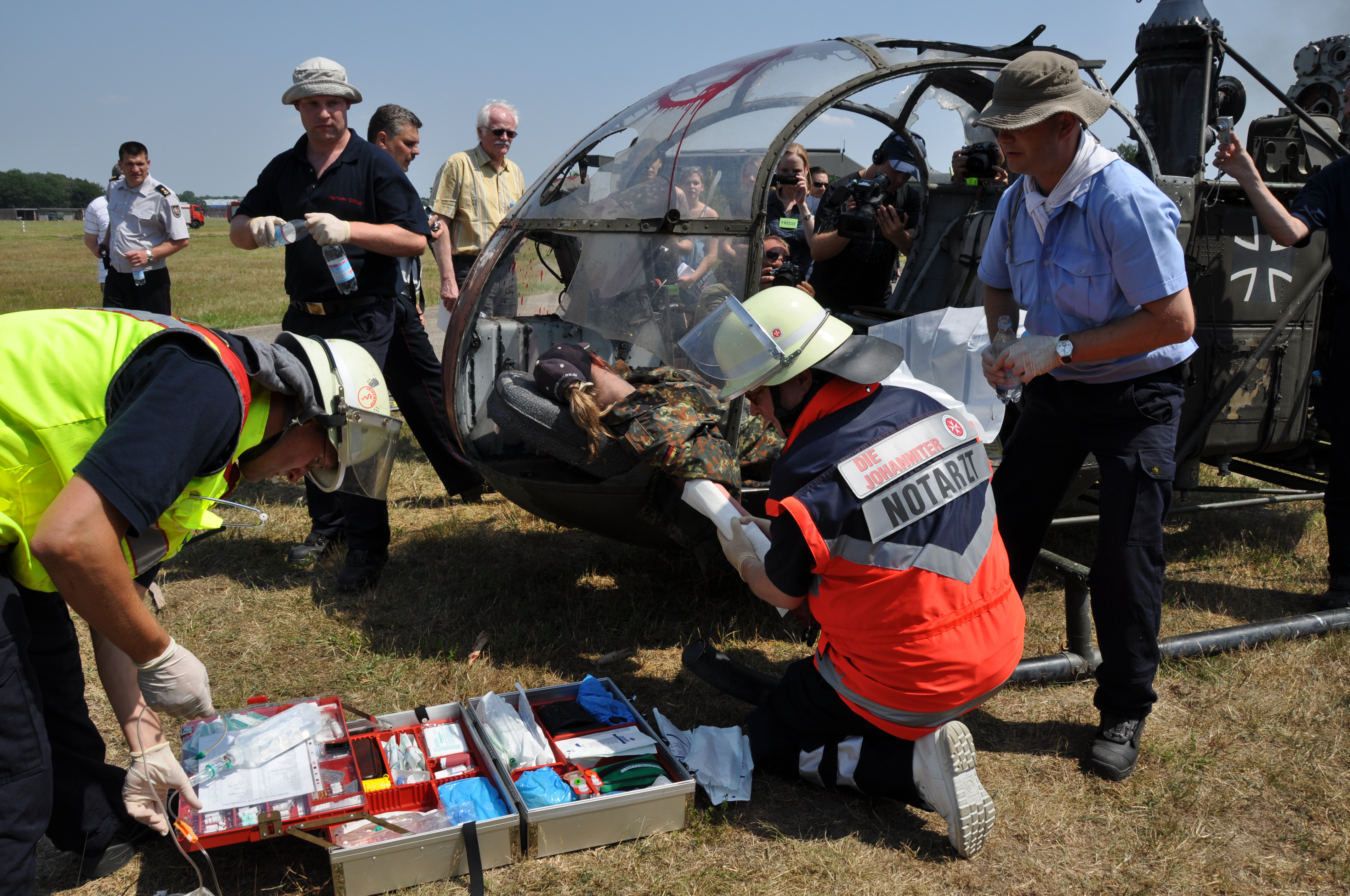 Hubschrauberabsturz bei der Gefahrenabwehrübung Feuerkonzert 2010