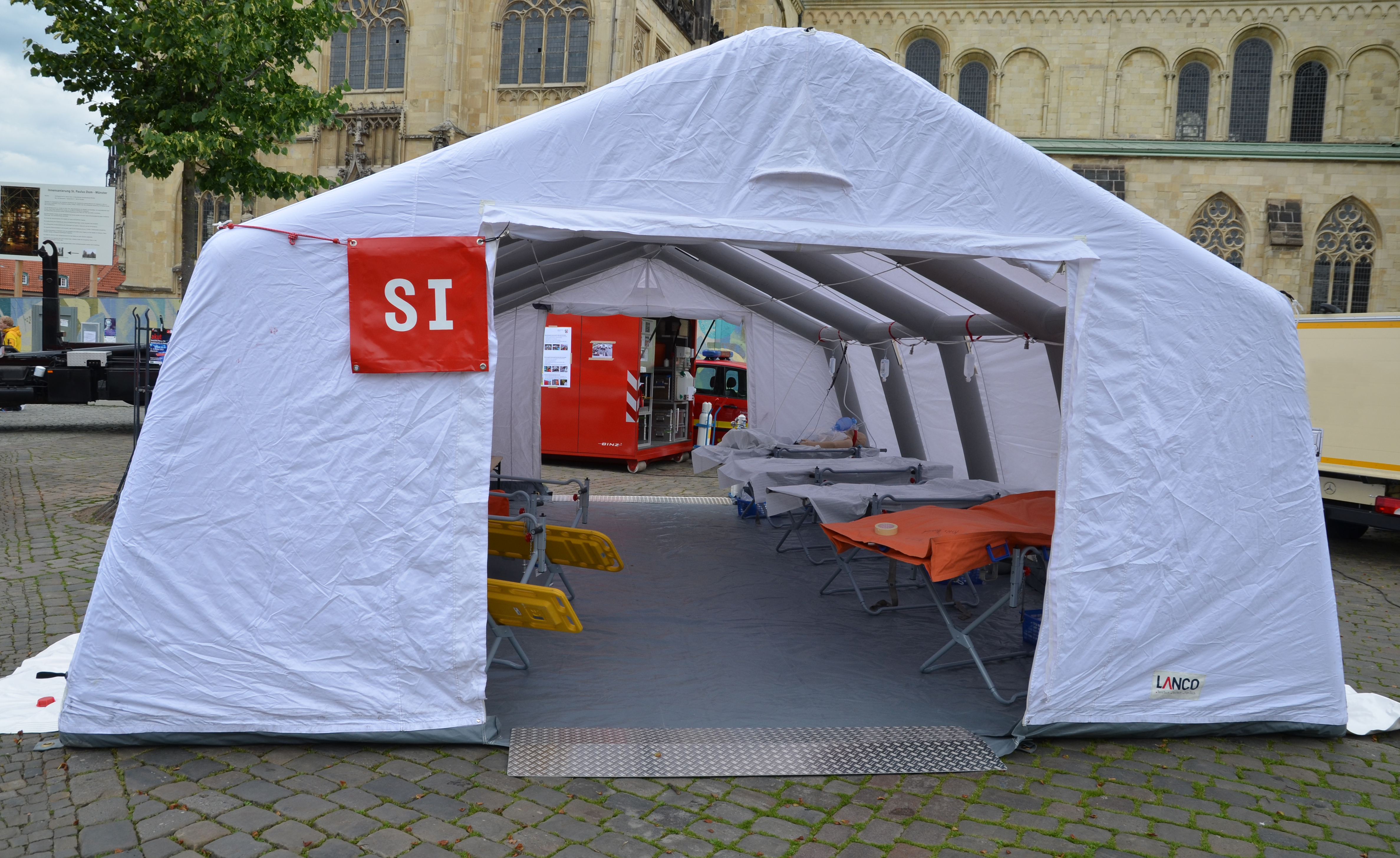 Aufgebauter Betreuungsplatz beim Feuer- und Katastrophenschutztag 2013 auf dem Domplatz in Münster