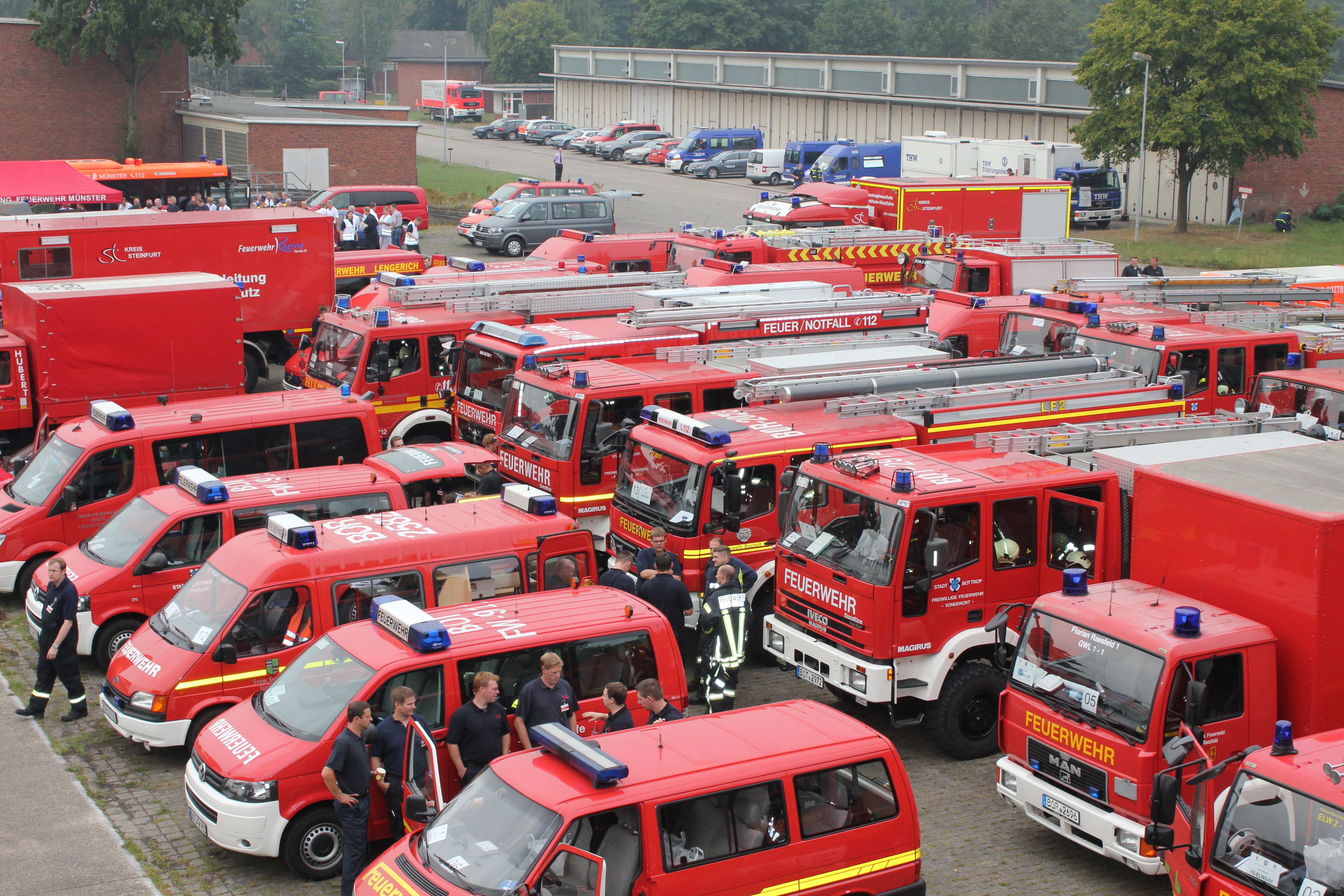 Einsatzfahrzeuge bei der Krisenübung „Feuerkonzert 2010“.