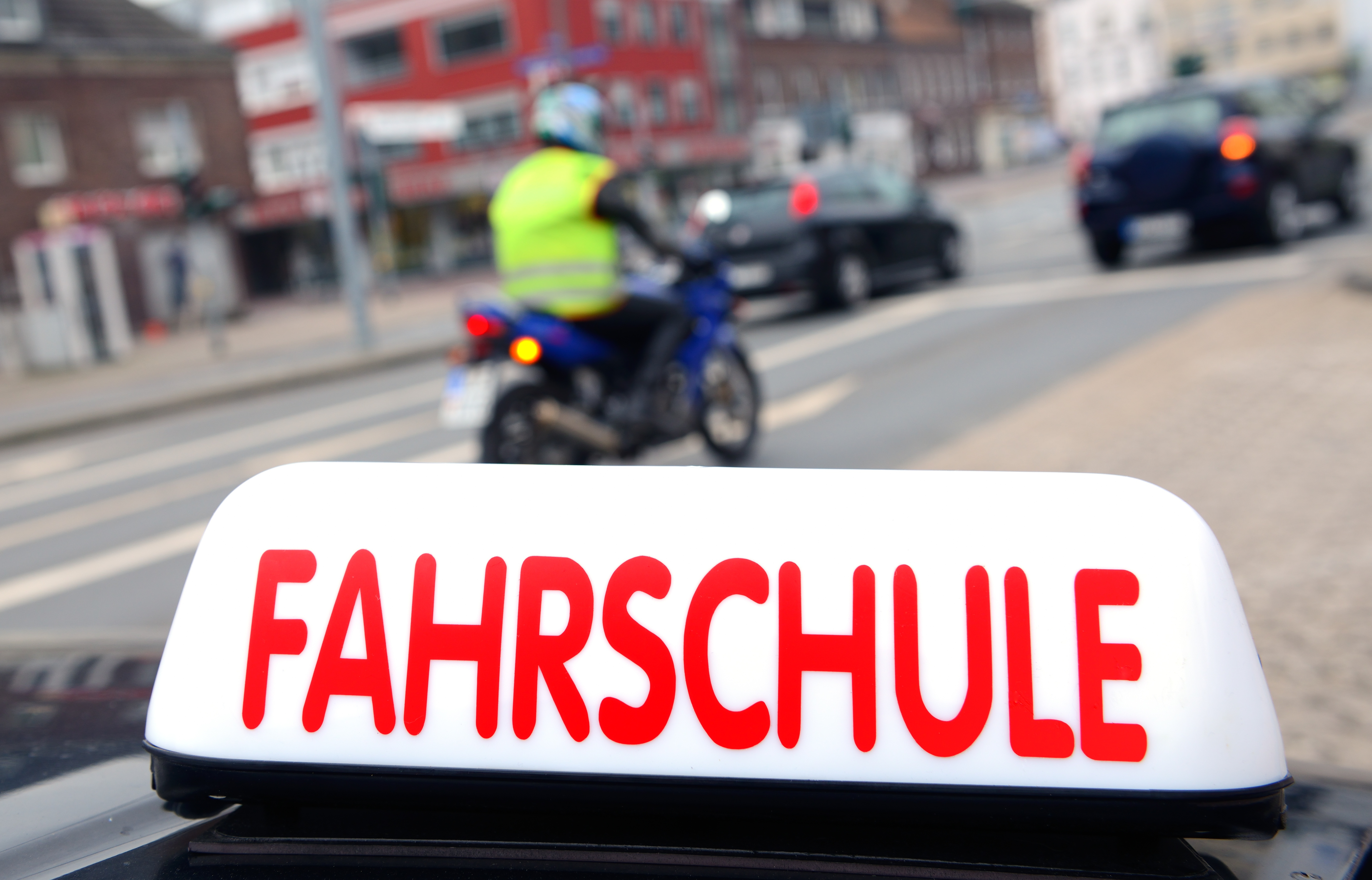 Fahrschulfahrzeug im Straßenverkehr