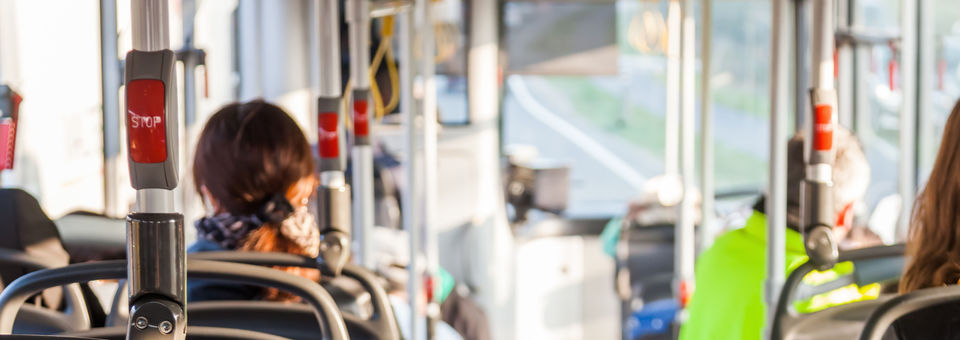 Passagiere in einem Linienbus