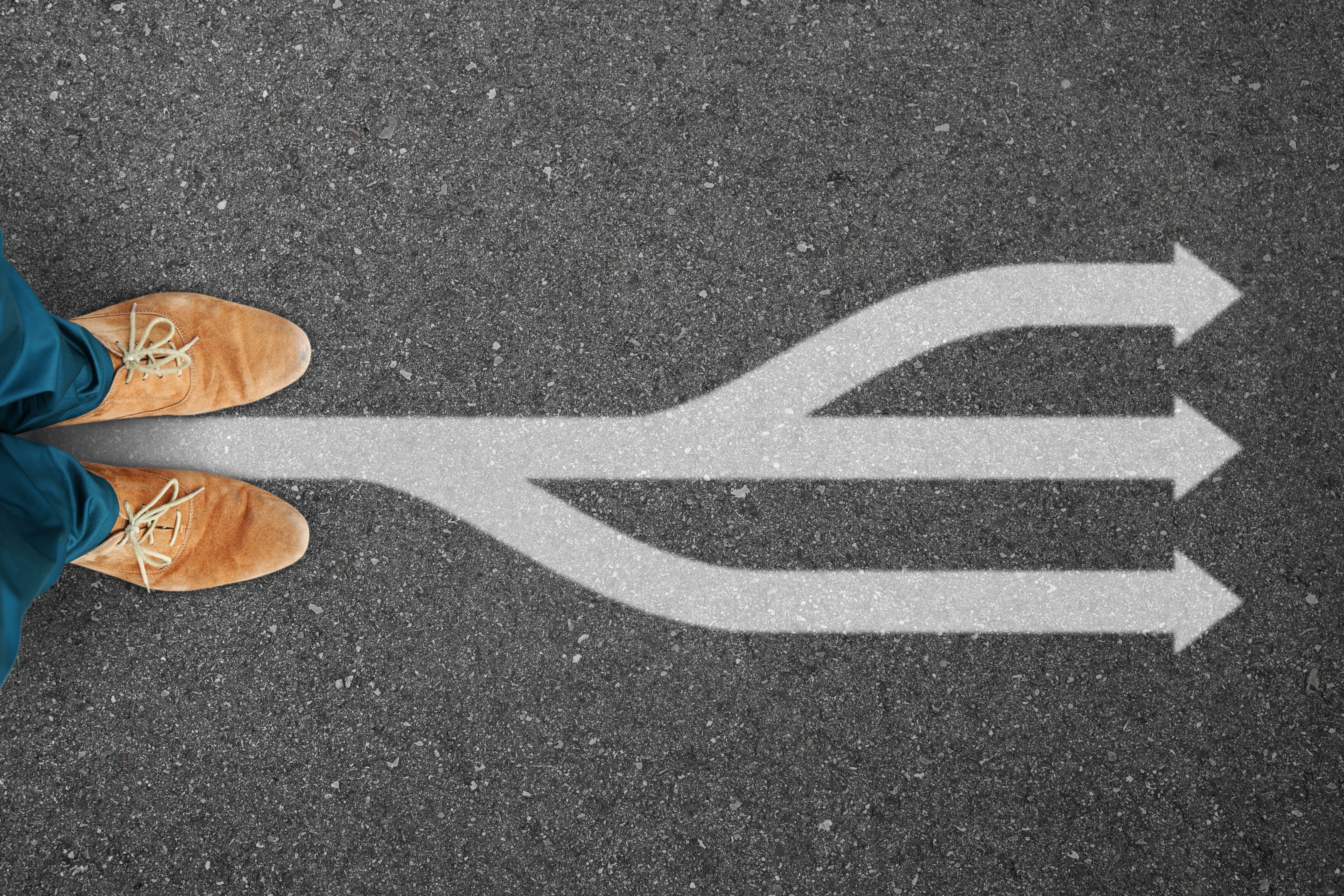 Person vor Wegweiser am Boden