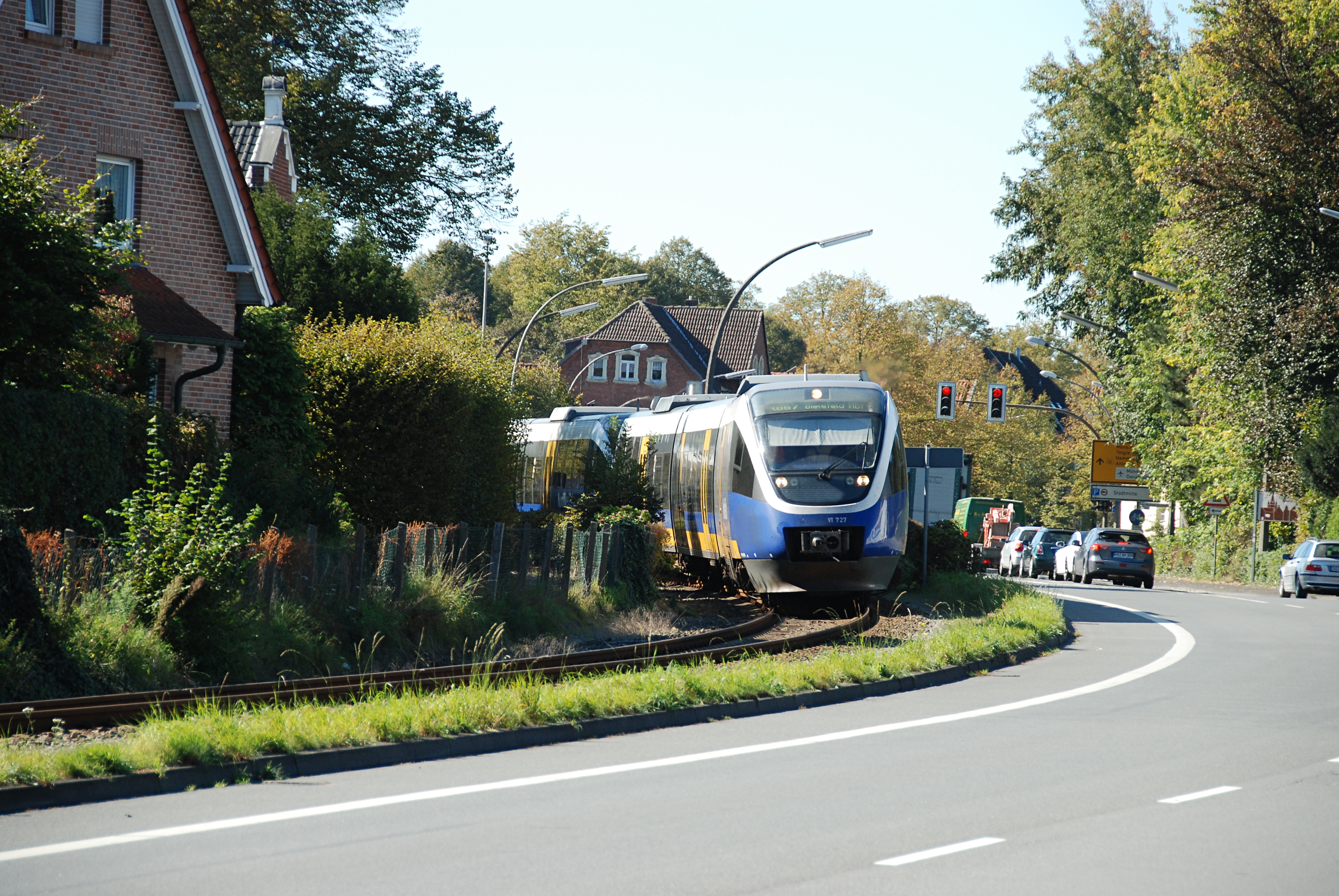 Personenzug fährt auf Schienen in Kurve