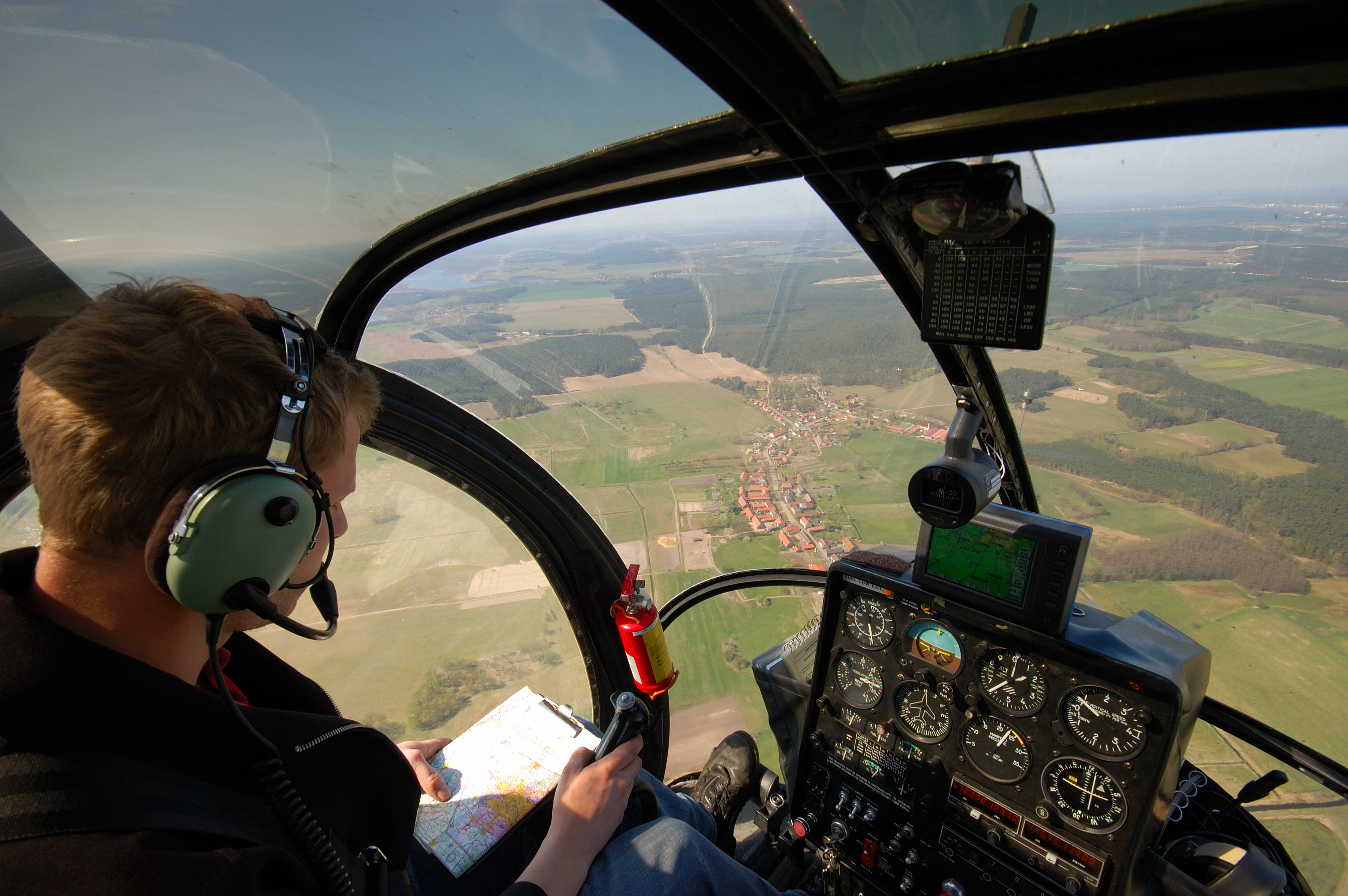 Hubschrauberpilot im Cockpit