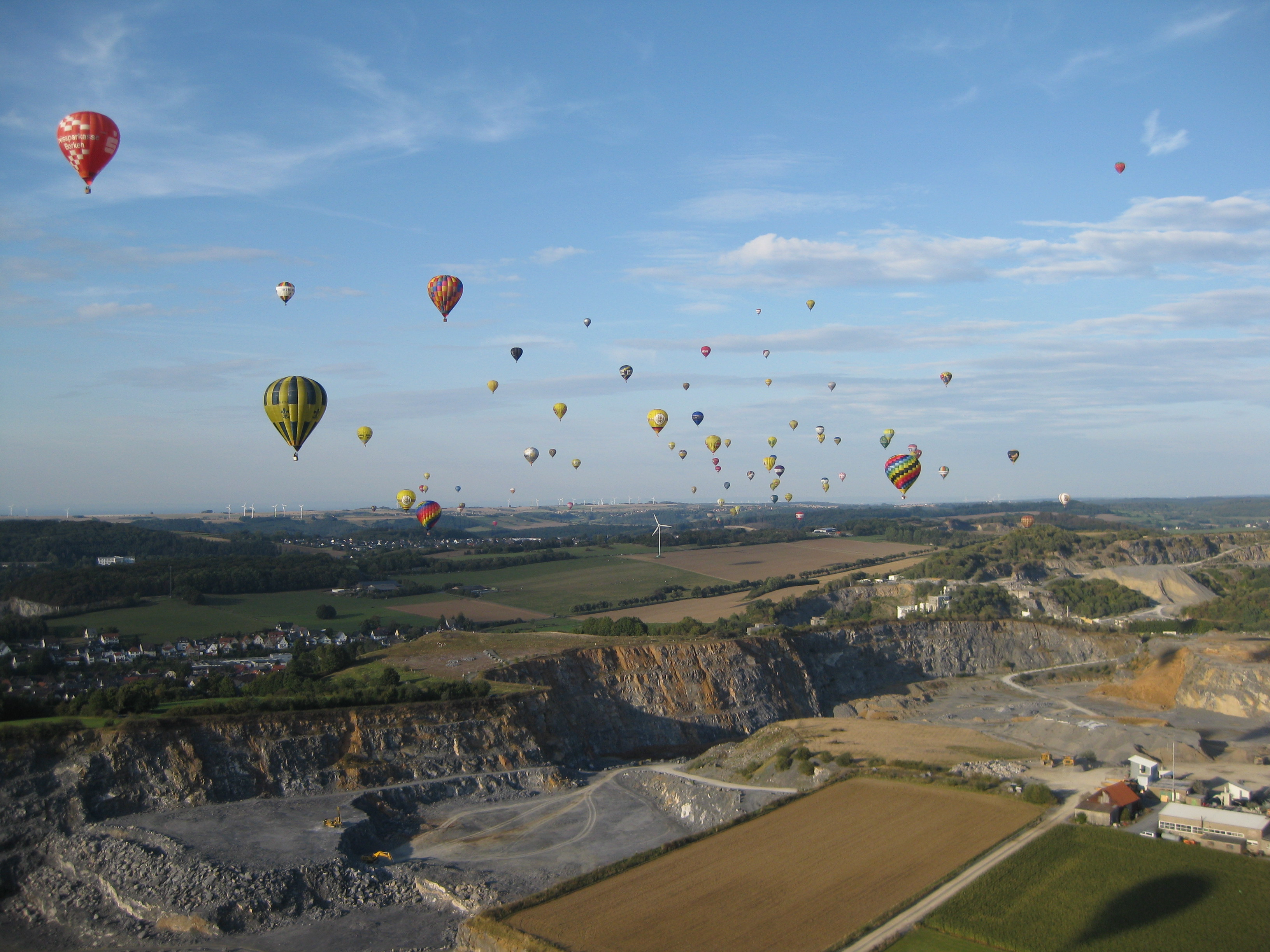 Heißluftballone am Himmel