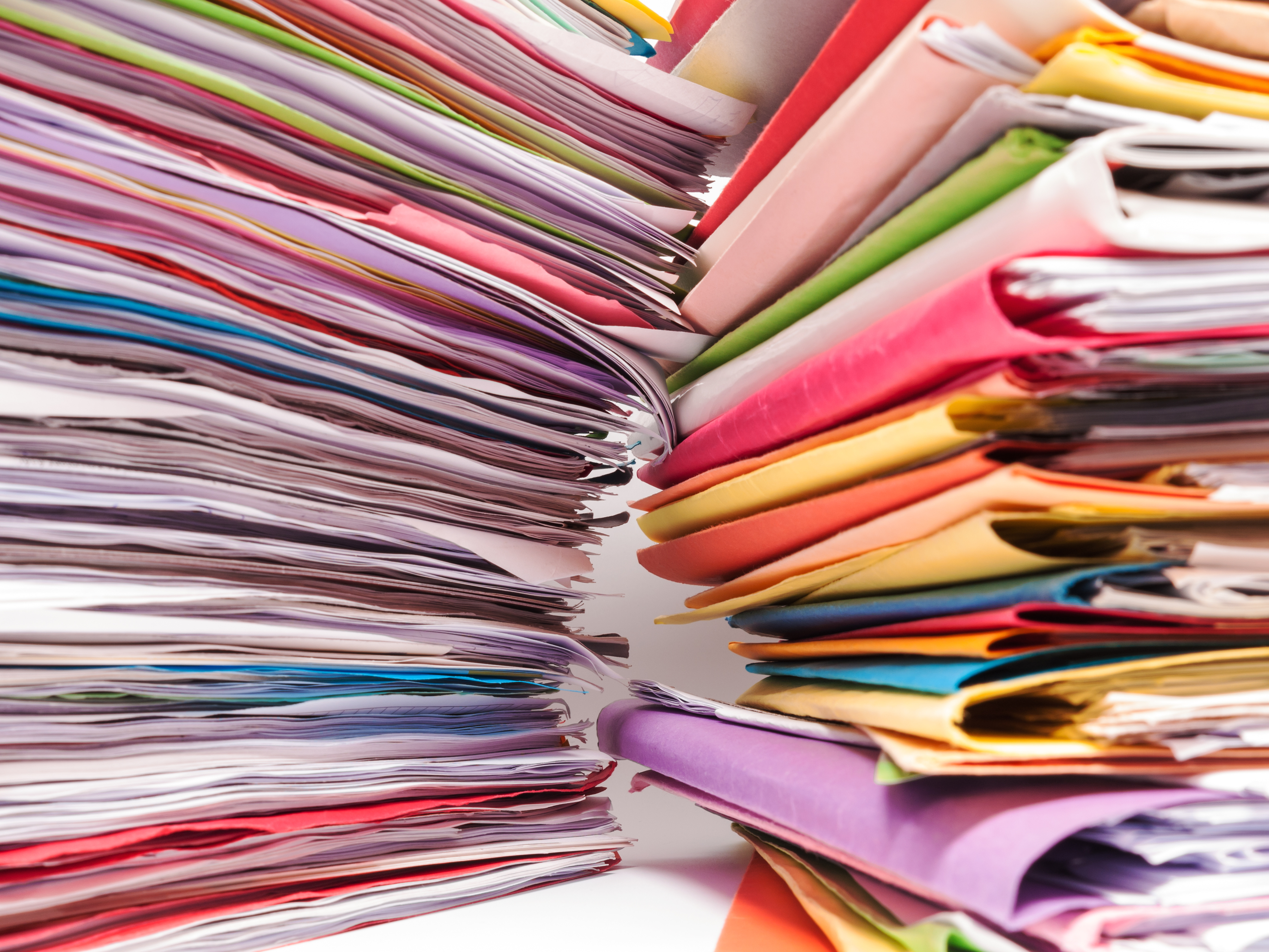 Stapel von bunten Akten 