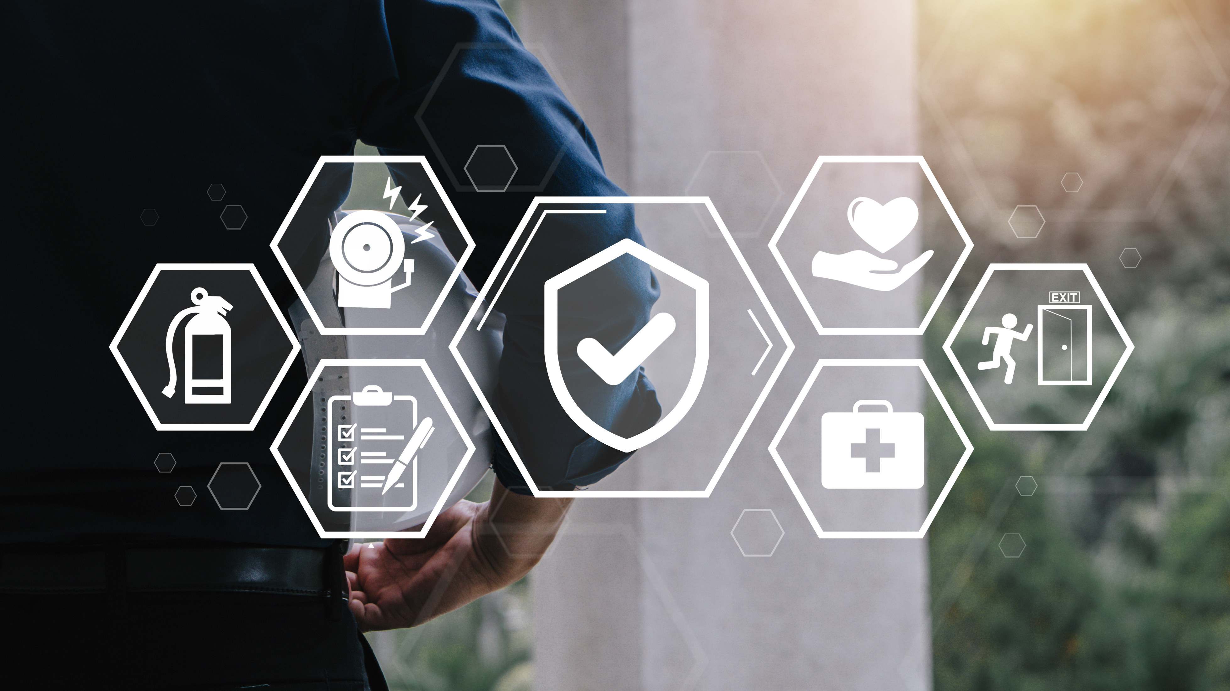 Arbeitsschutzsymbole vor einem verschwommenen Hintergrund