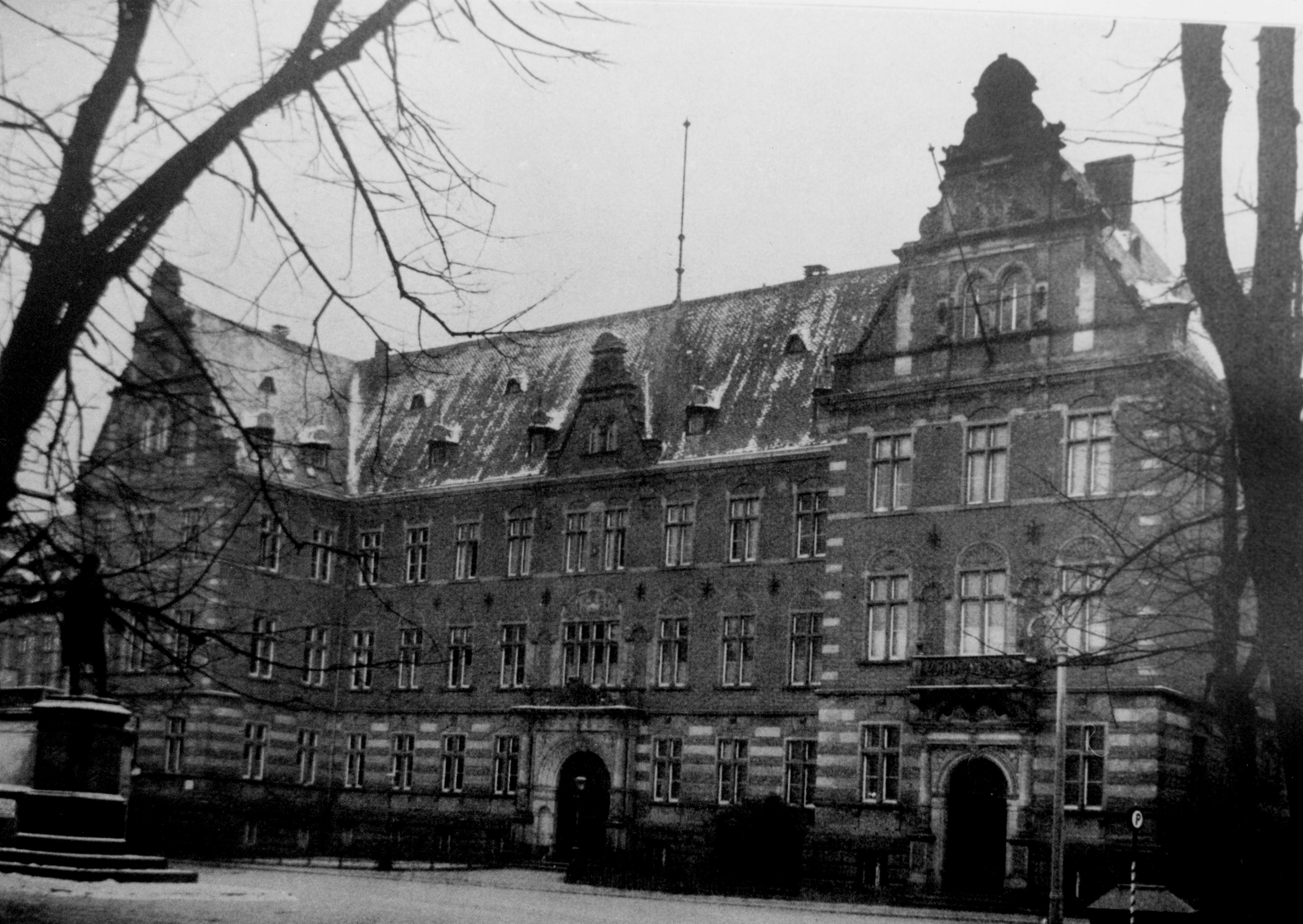 Dienstgebäude am Domplatz um 1890