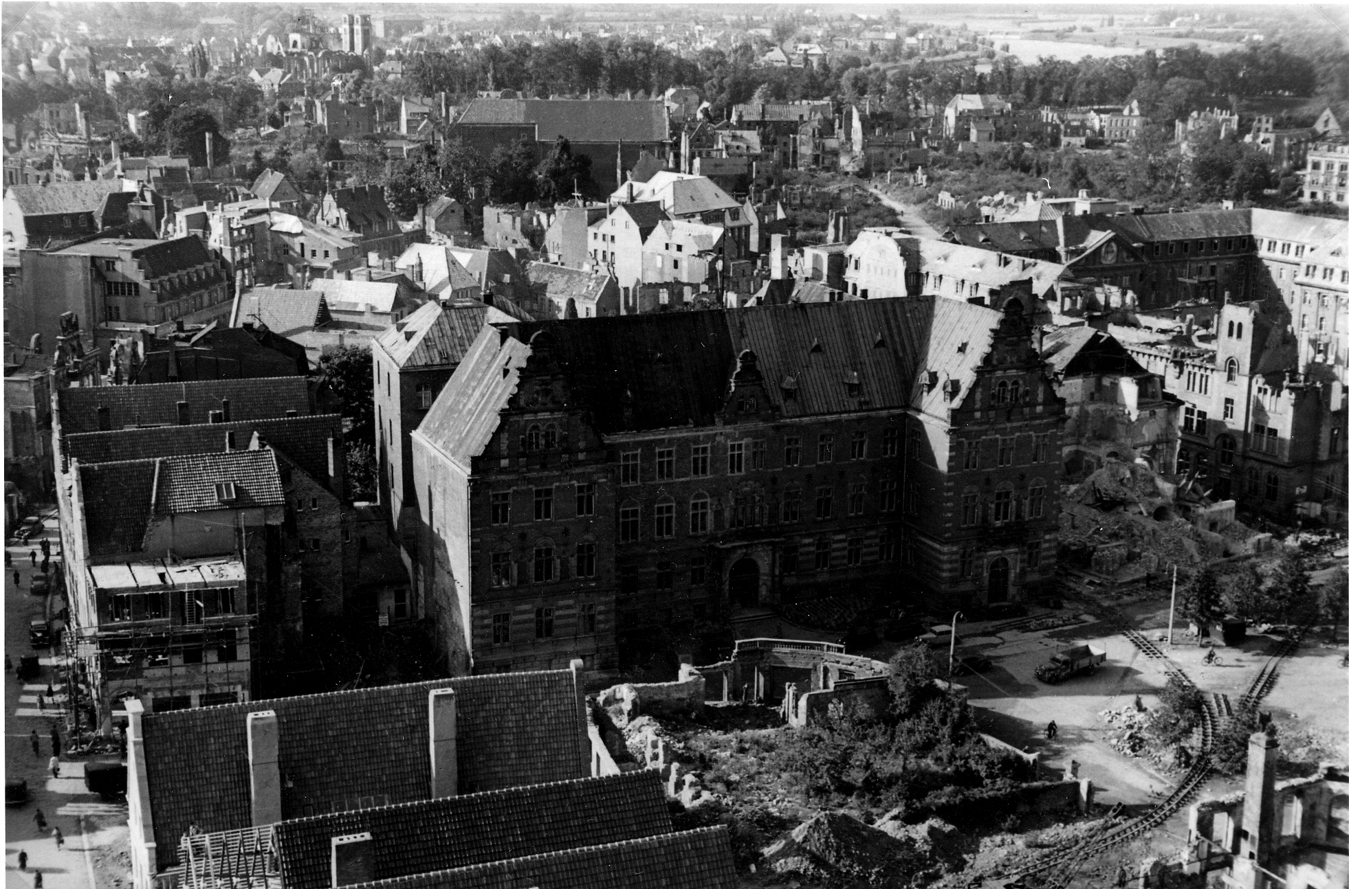 Schwarz-weiß Luftbild vom Regierungsgebäude nach Kriegsende