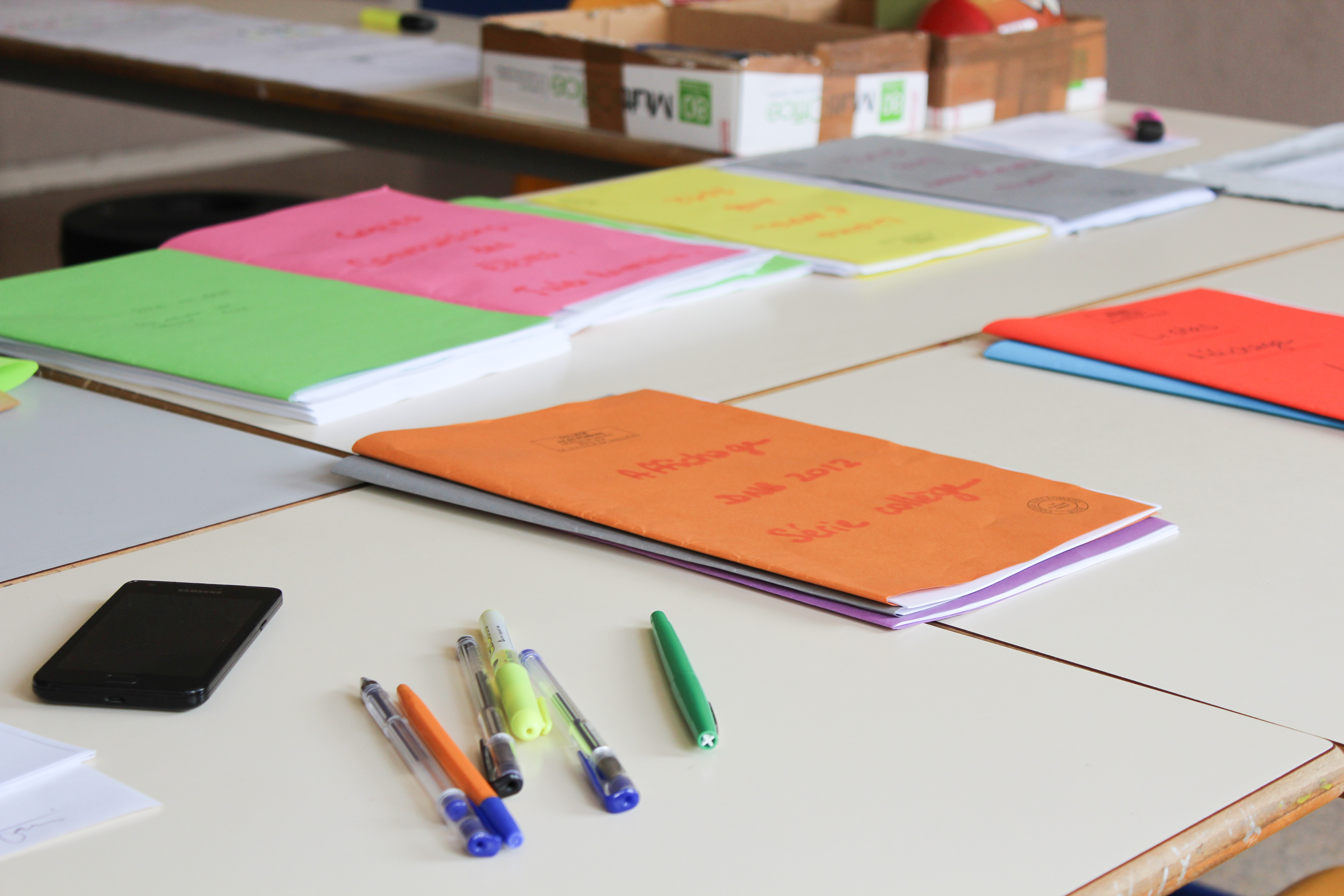 Ein Tisch mit Mappen und Stiften