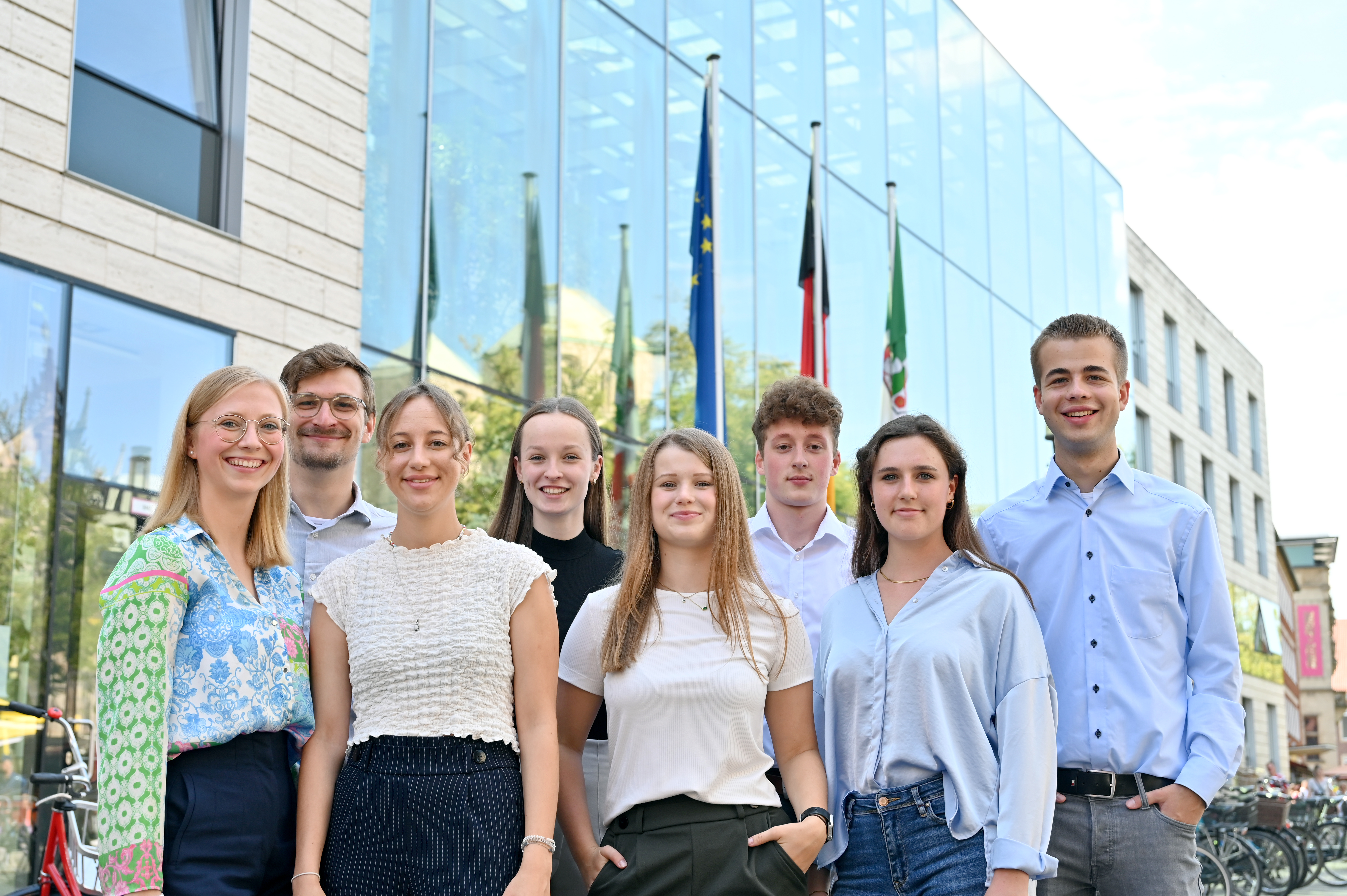 Gruppenfotos mit Auszubildenden vor dem Dienstgebäude der Bezirksregierung Münster am Domplatz