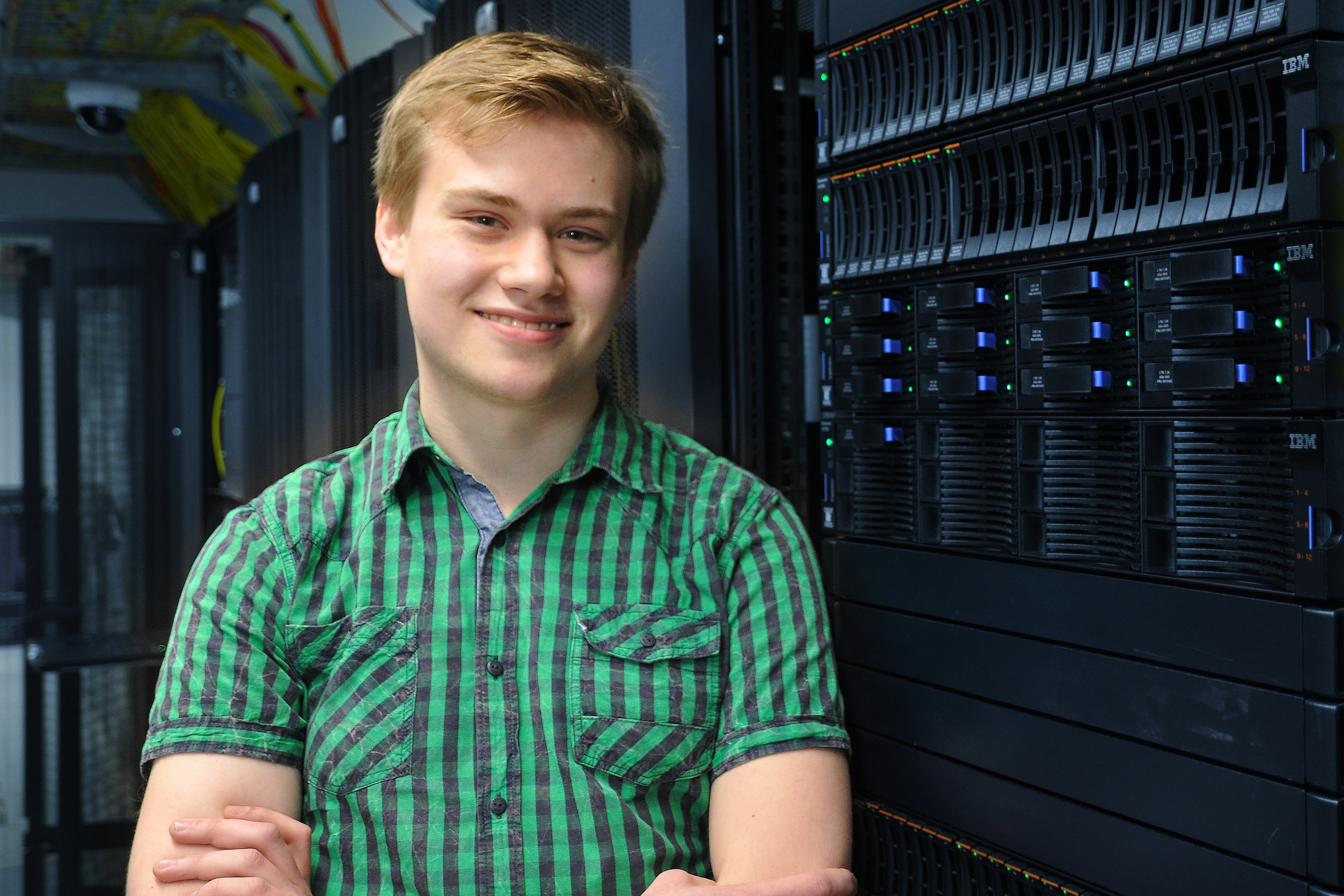 Portraitfoto eines Auszubildenden im Serverraum
