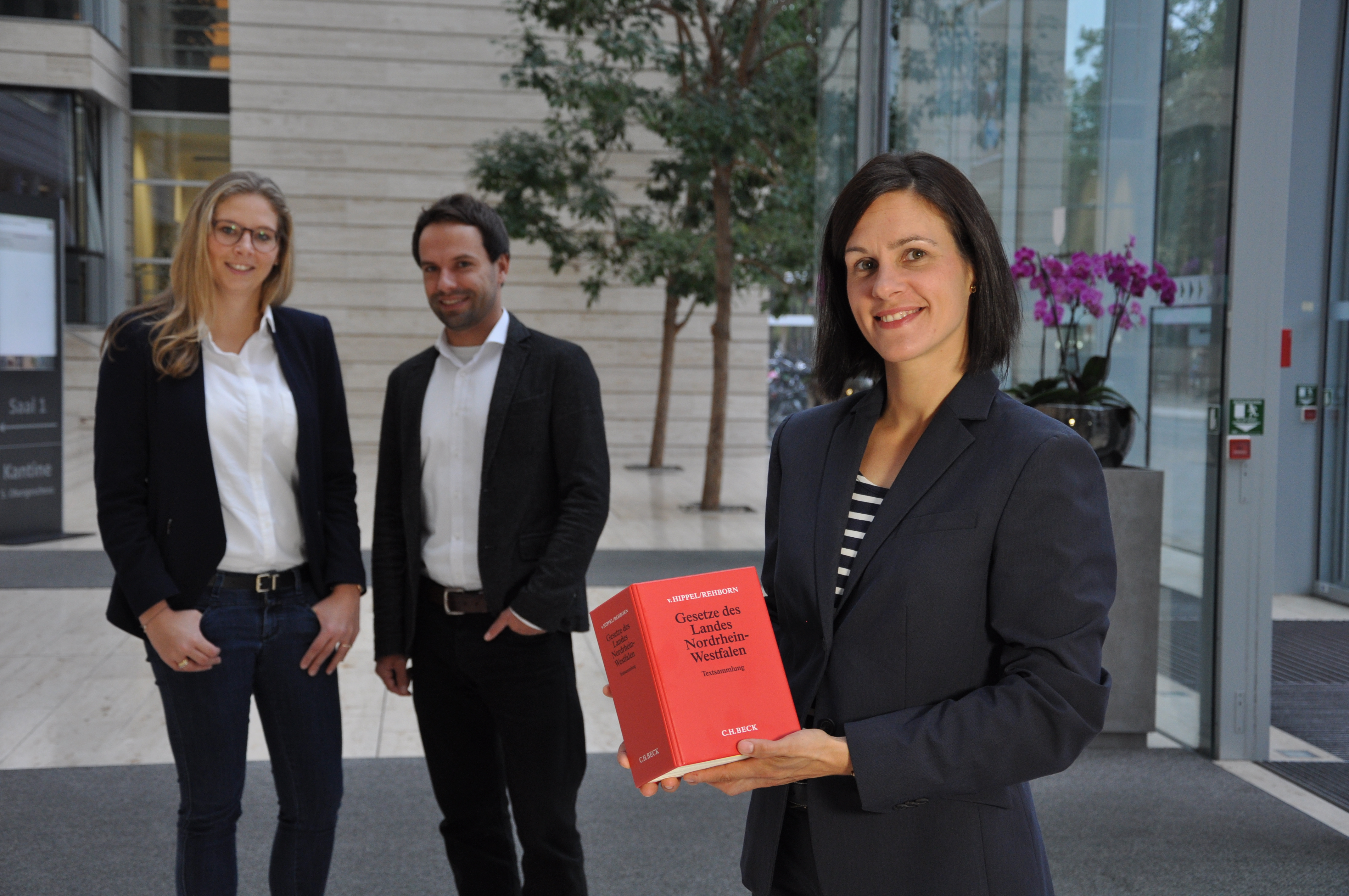 Gruppenfotos mit Auszubildenden im Dienstgebäude der Bezirksregierung Münster am Domplatz