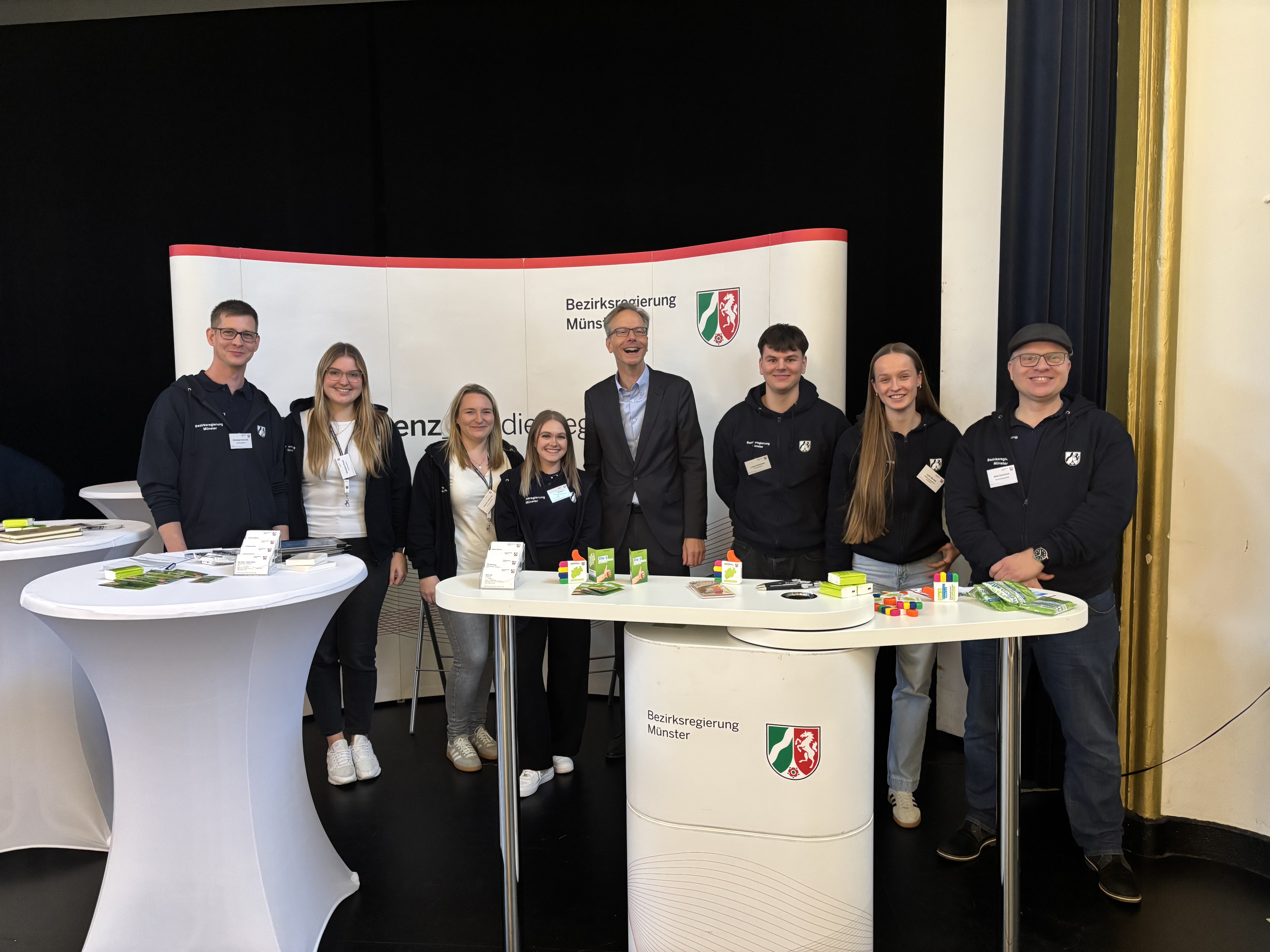 Auszubildende an einem Messestand