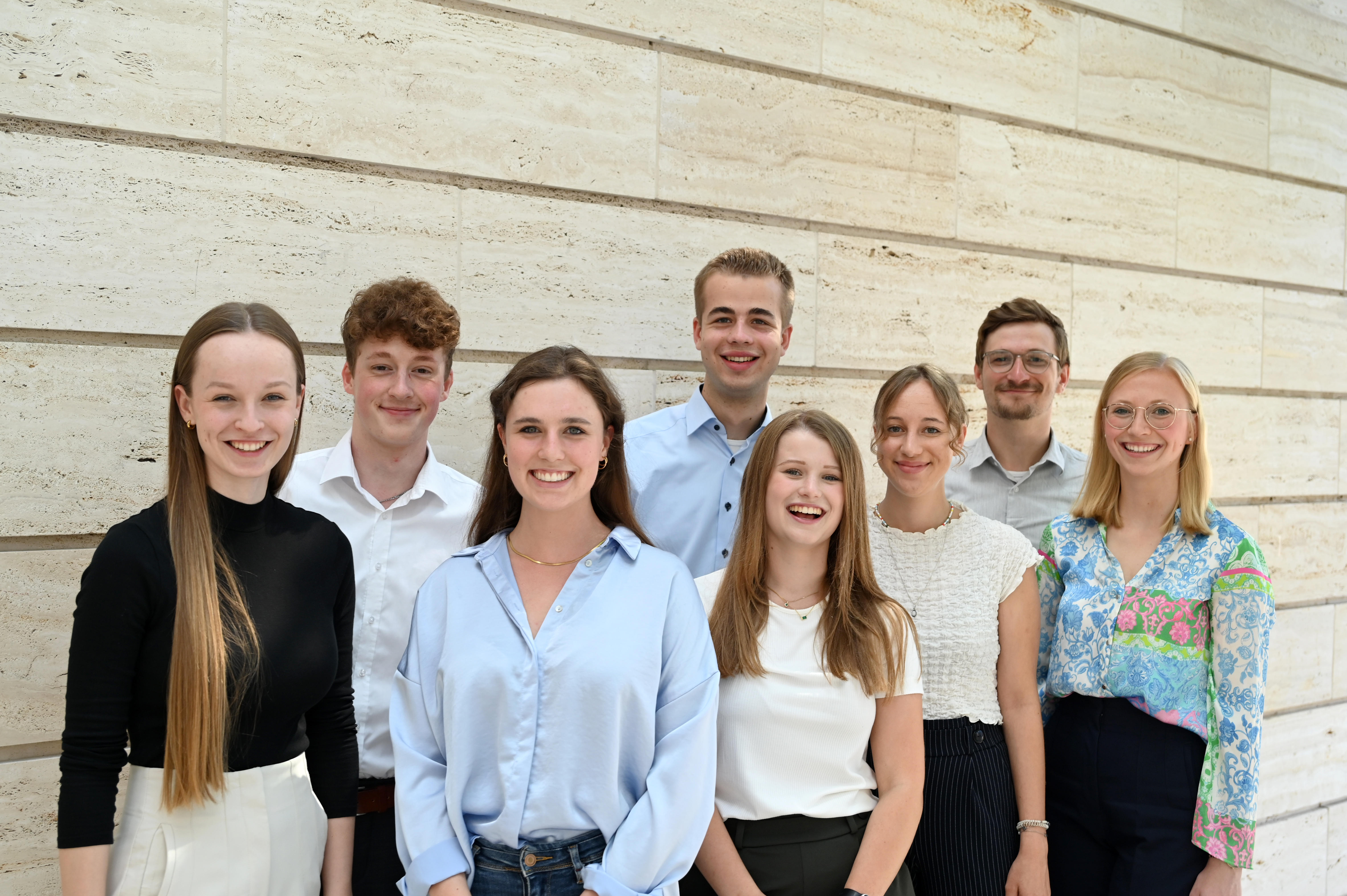 Gruppenfotos mit Auszubildenden im Dienstgebäude der Bezirksregierung Münster am Domplatz
