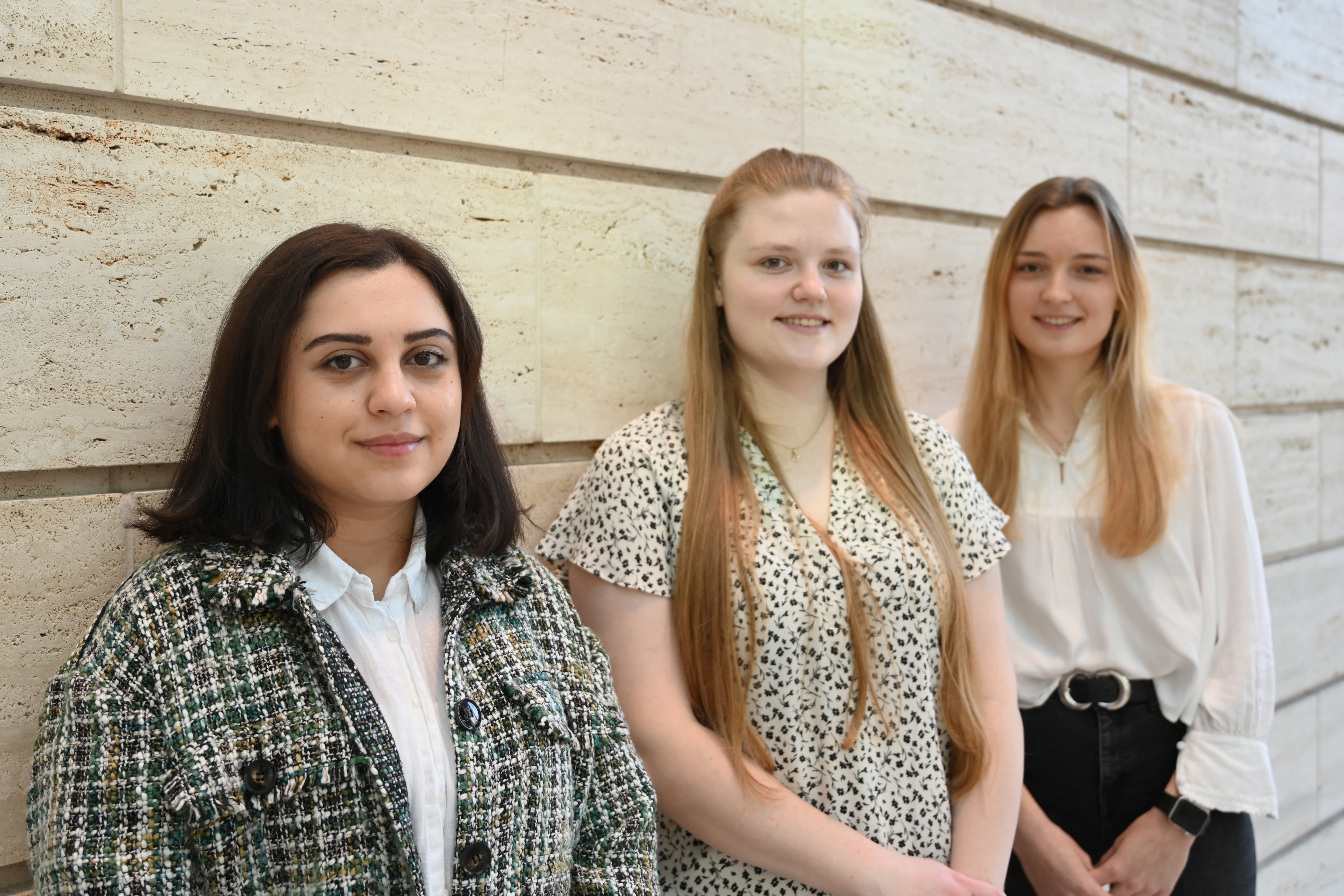 Gruppenfotos mit Auszubildenden im Dienstgebäude der Bezirksregierung Münster am Domplatz