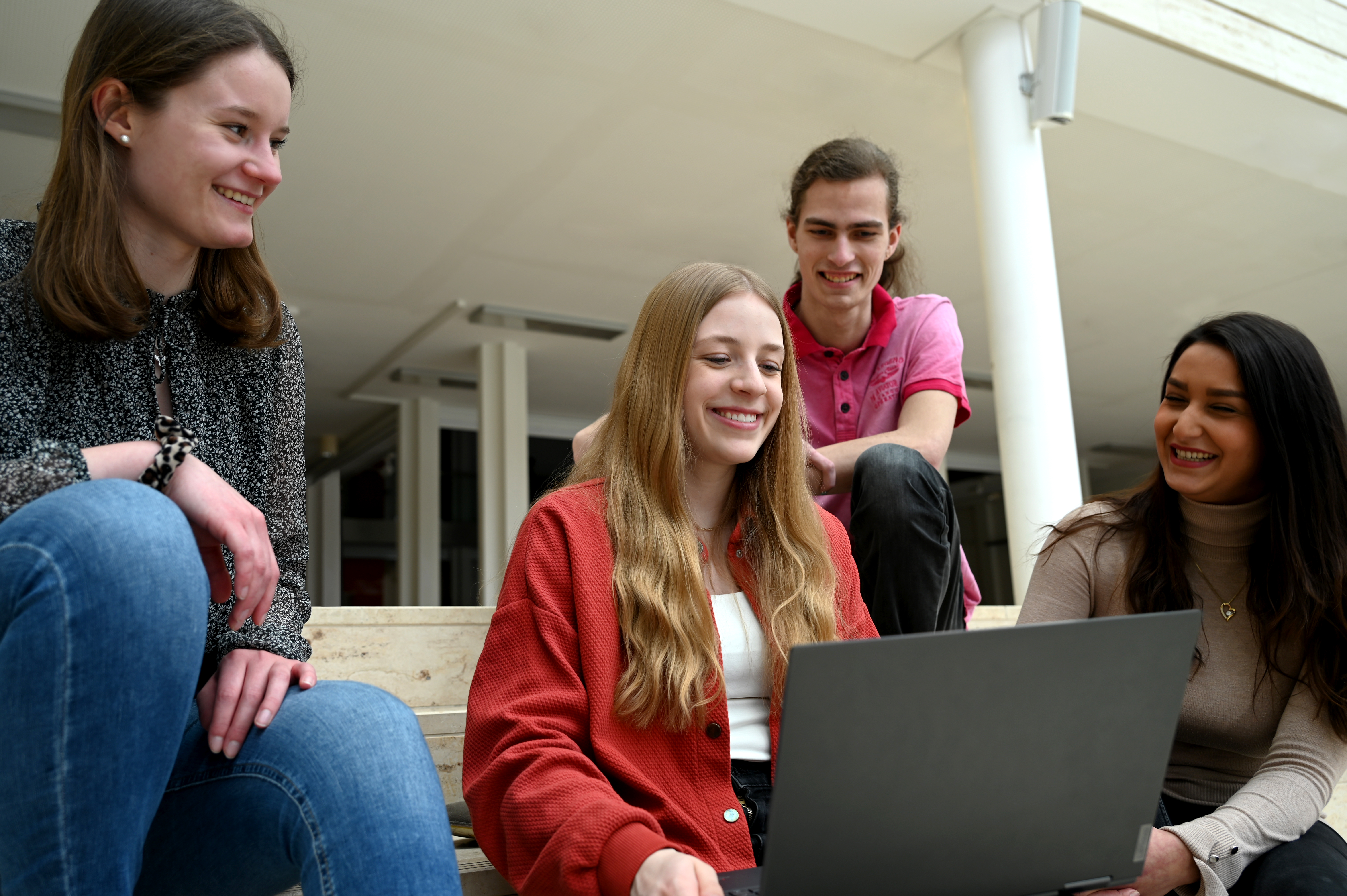 Gruppenfotos mit Auszubildenden im Dienstgebäude der Bezirksregierung Münster am Domplatz