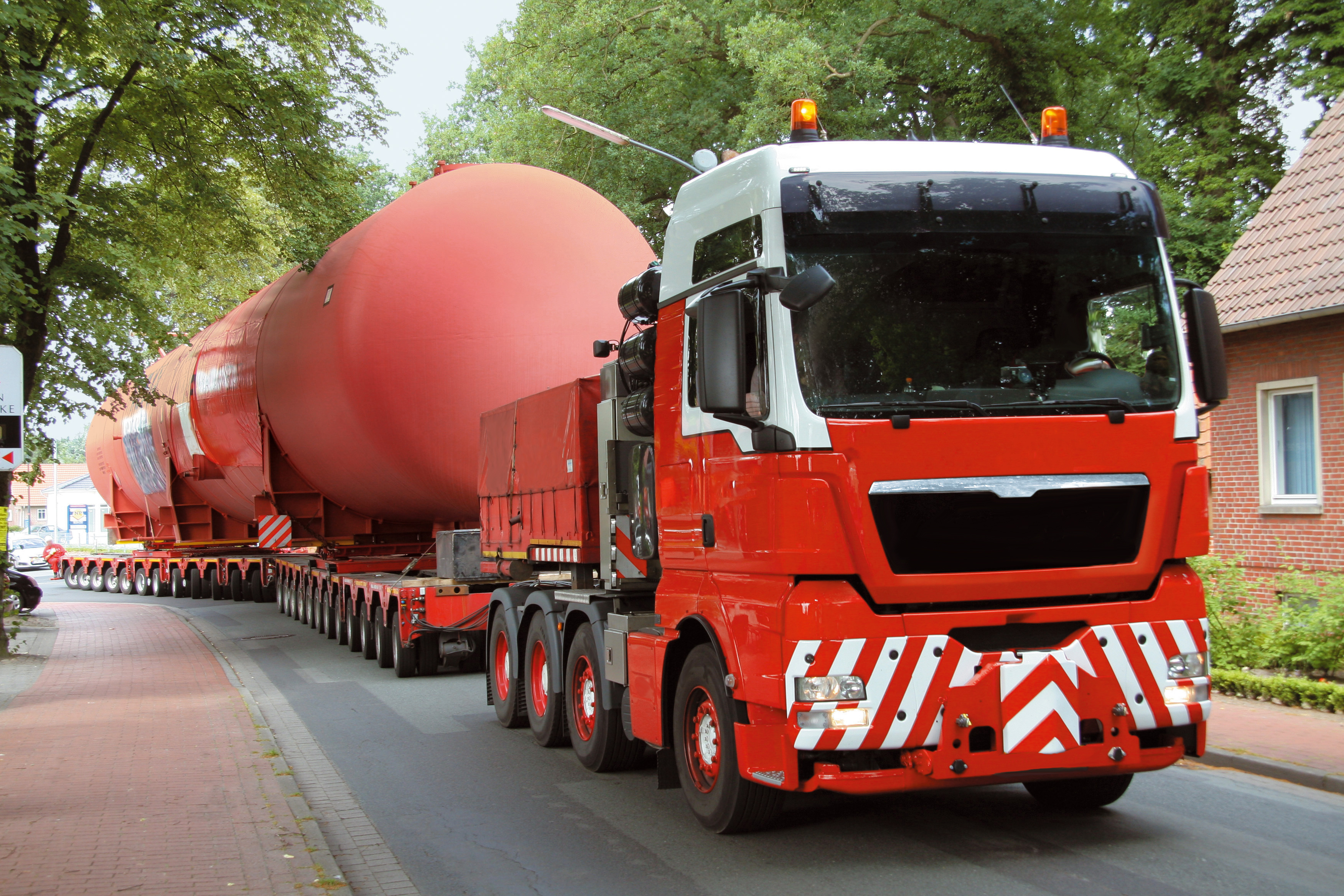 Schwertransporter auf der Straße