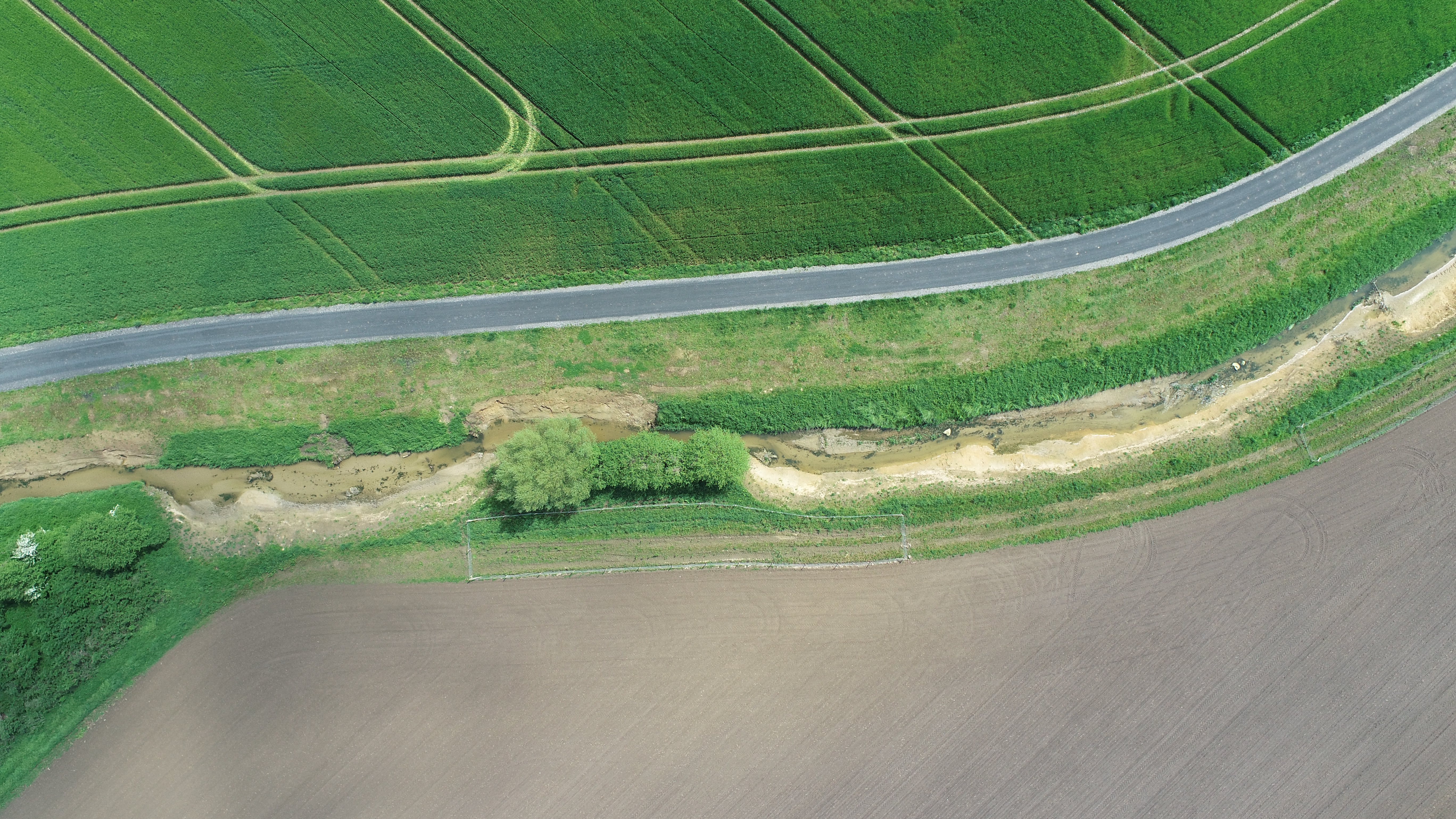 Flugdrohnenaufnahme von Acker und Feld
