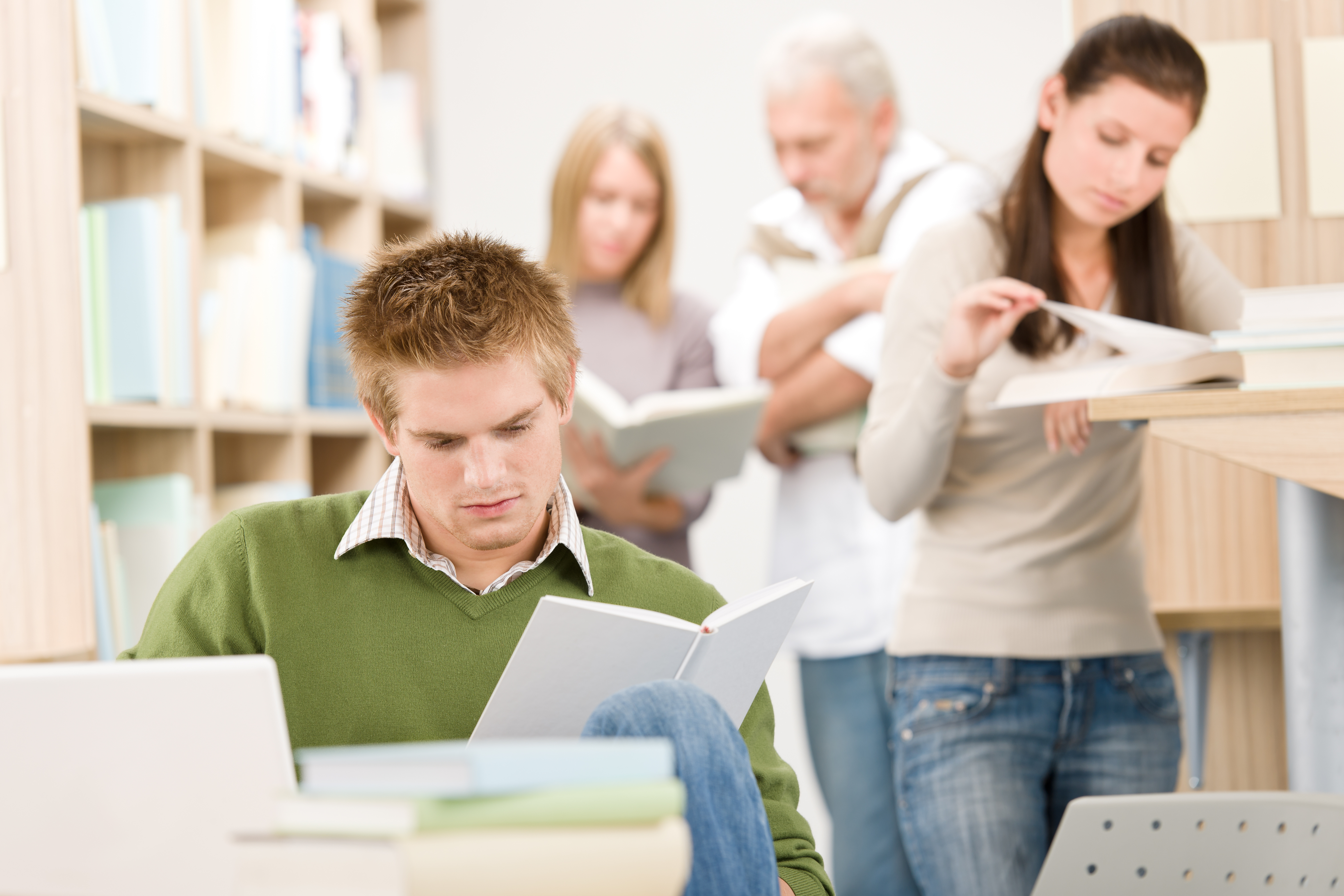 Junge Leute beimn lernen