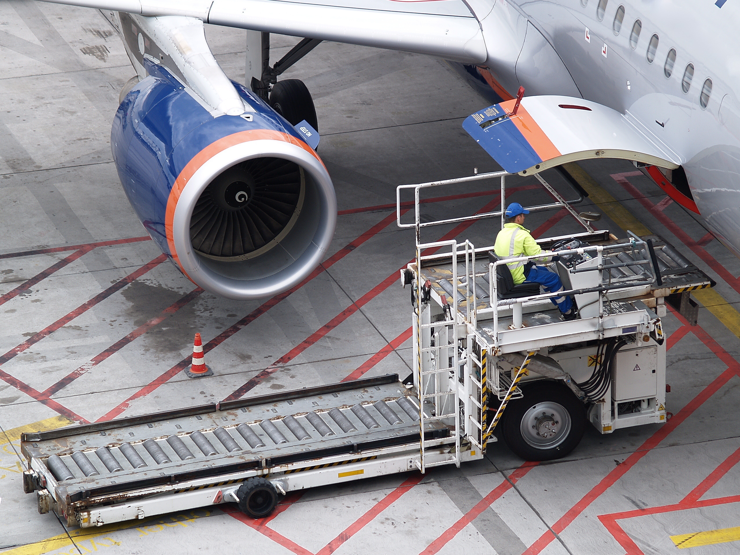 Gepäckband am Flugzeug