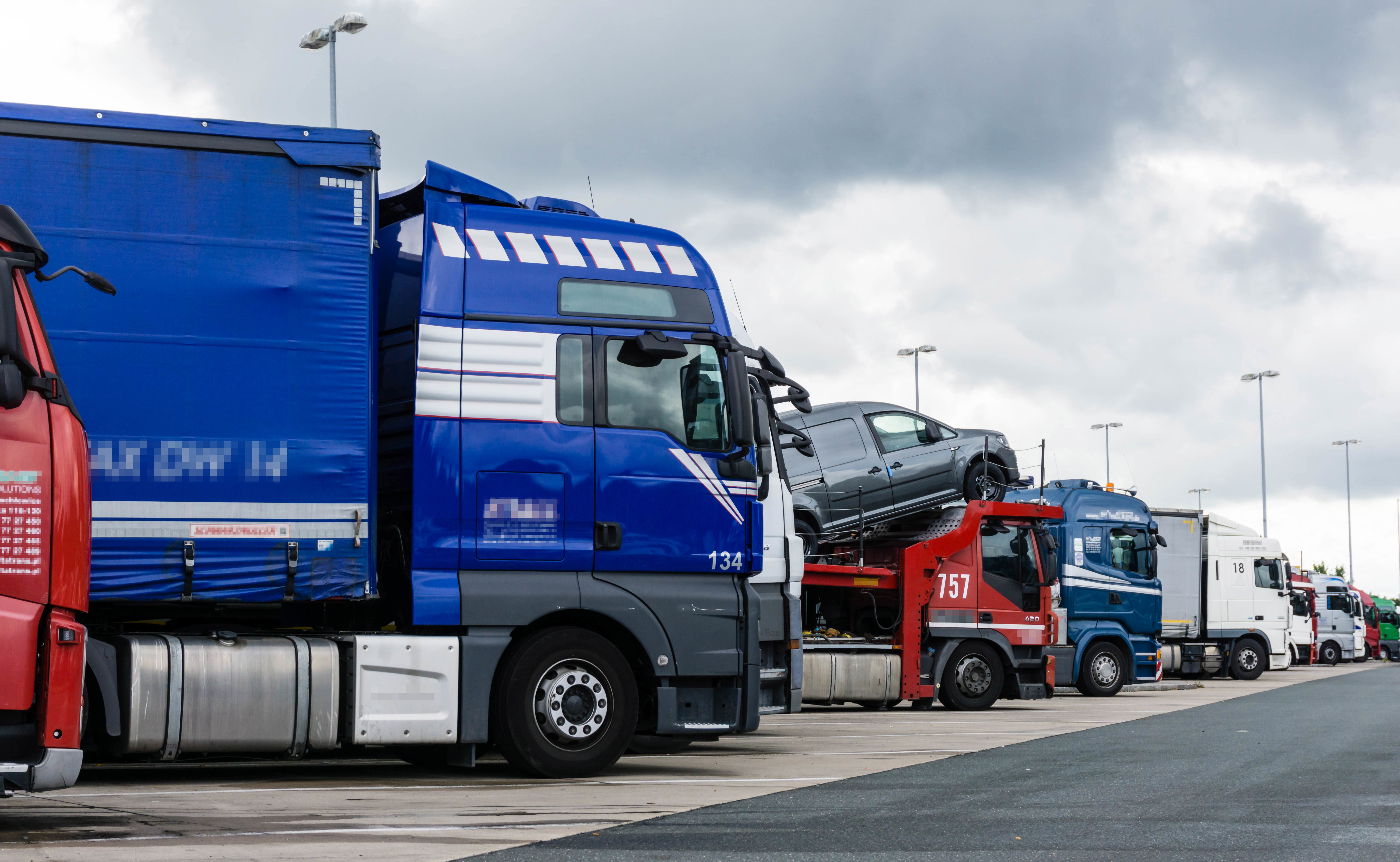 Lastkraftwagen auf Parkplatz