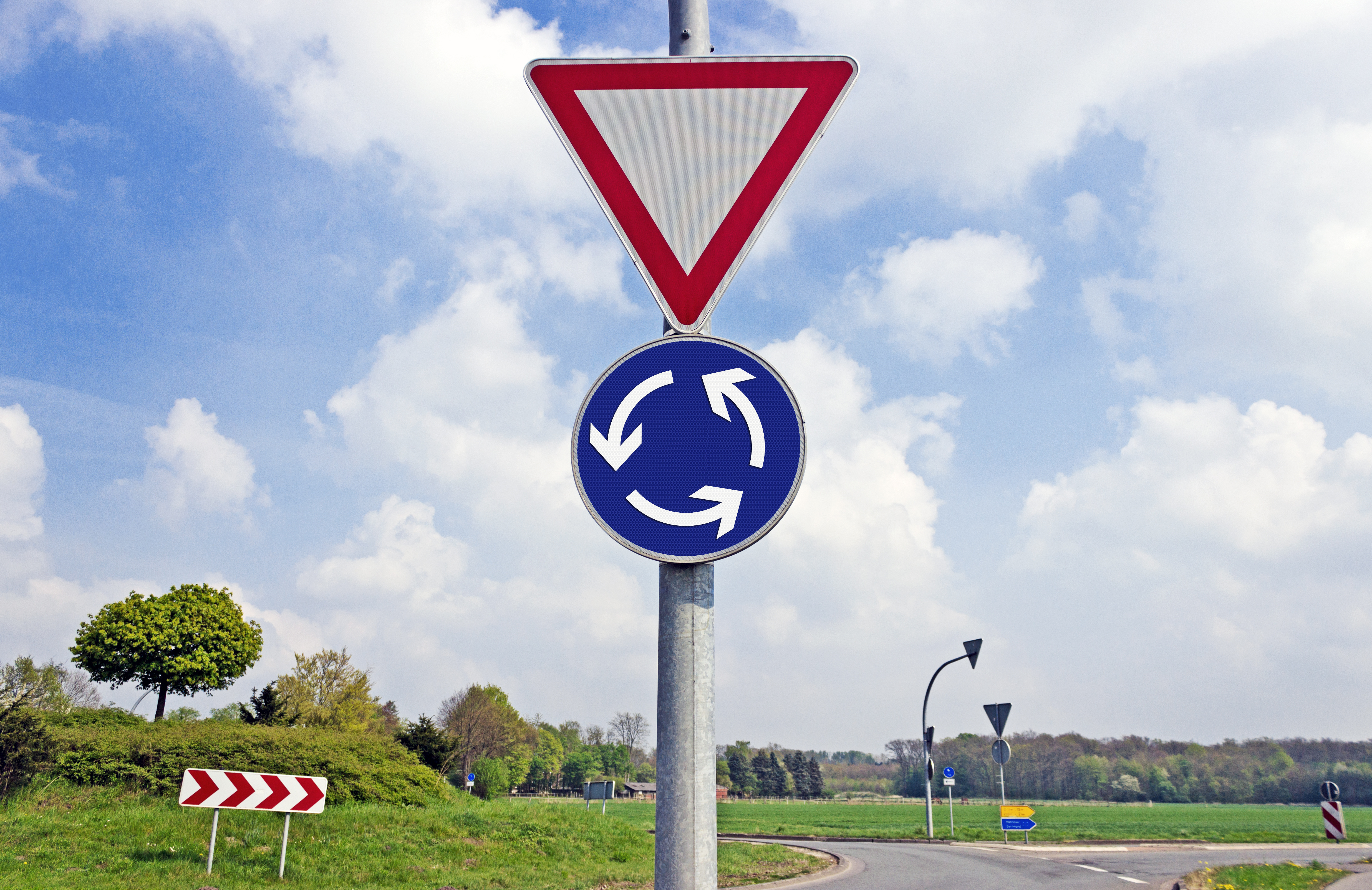Verkehrshinweisschilder für Kreisverkehr und Vorfahrt achten