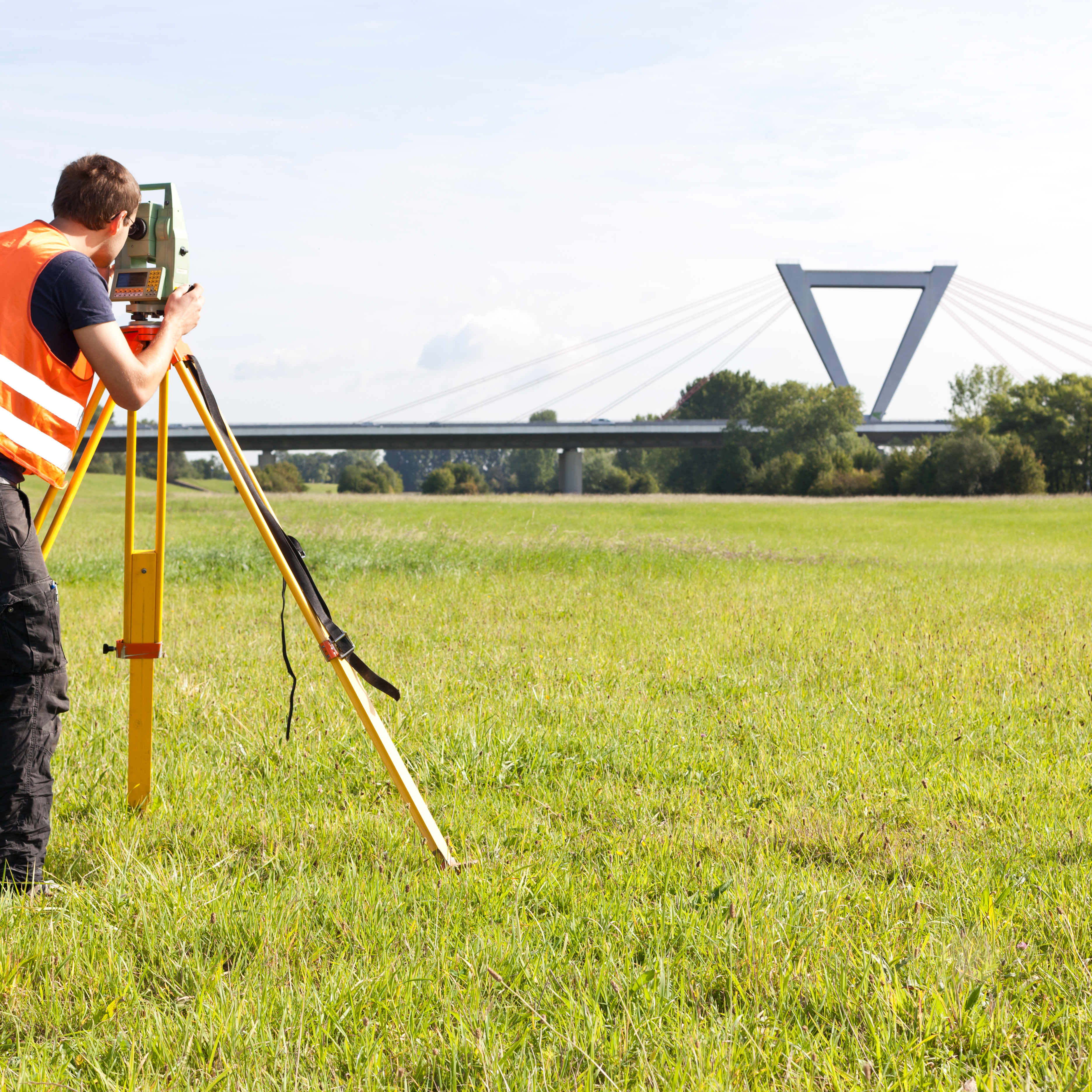 Vermessungstechniker in der Landschaft