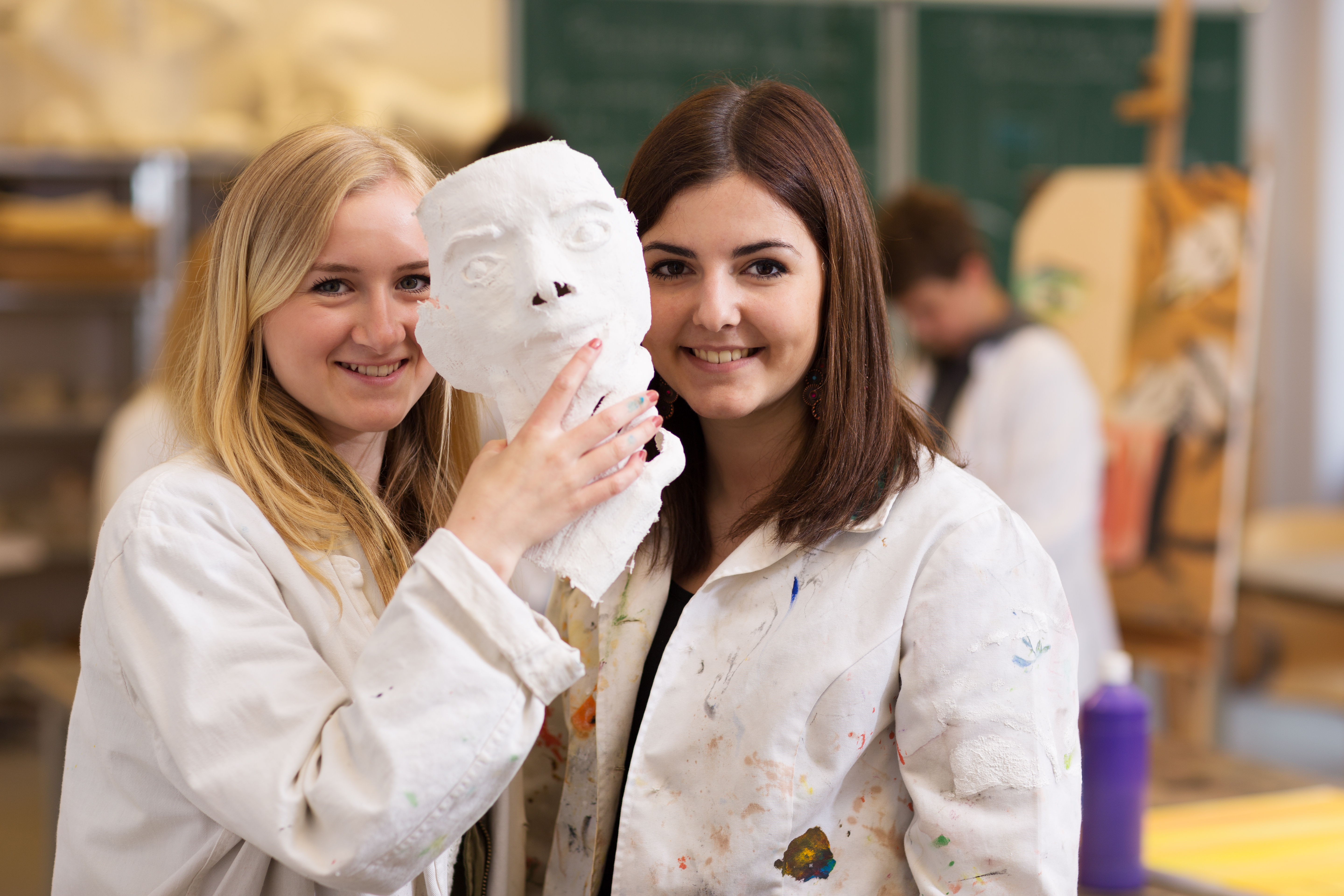 Schülerinnen im Kunstunterricht