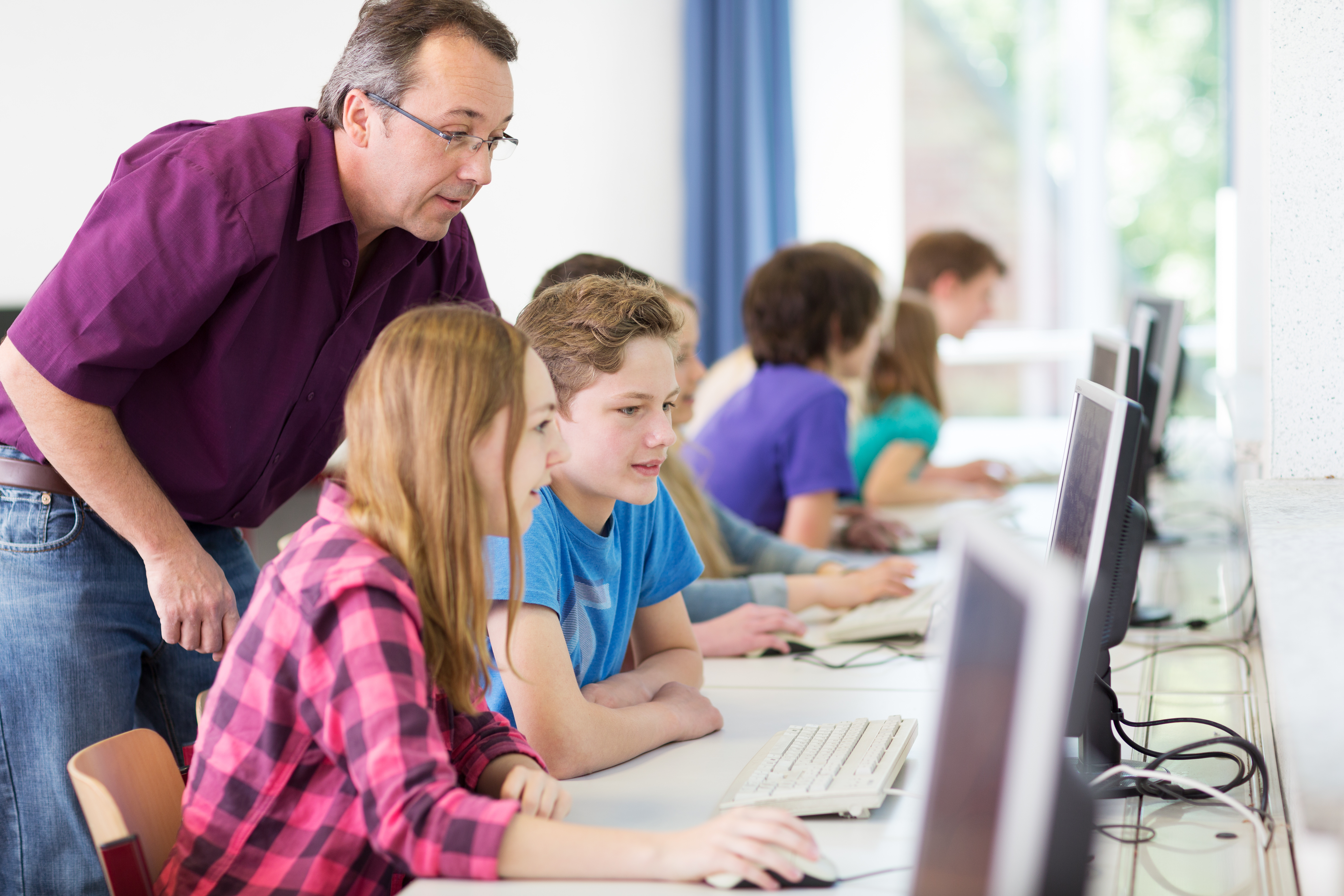 Schüler:innen am Computer
