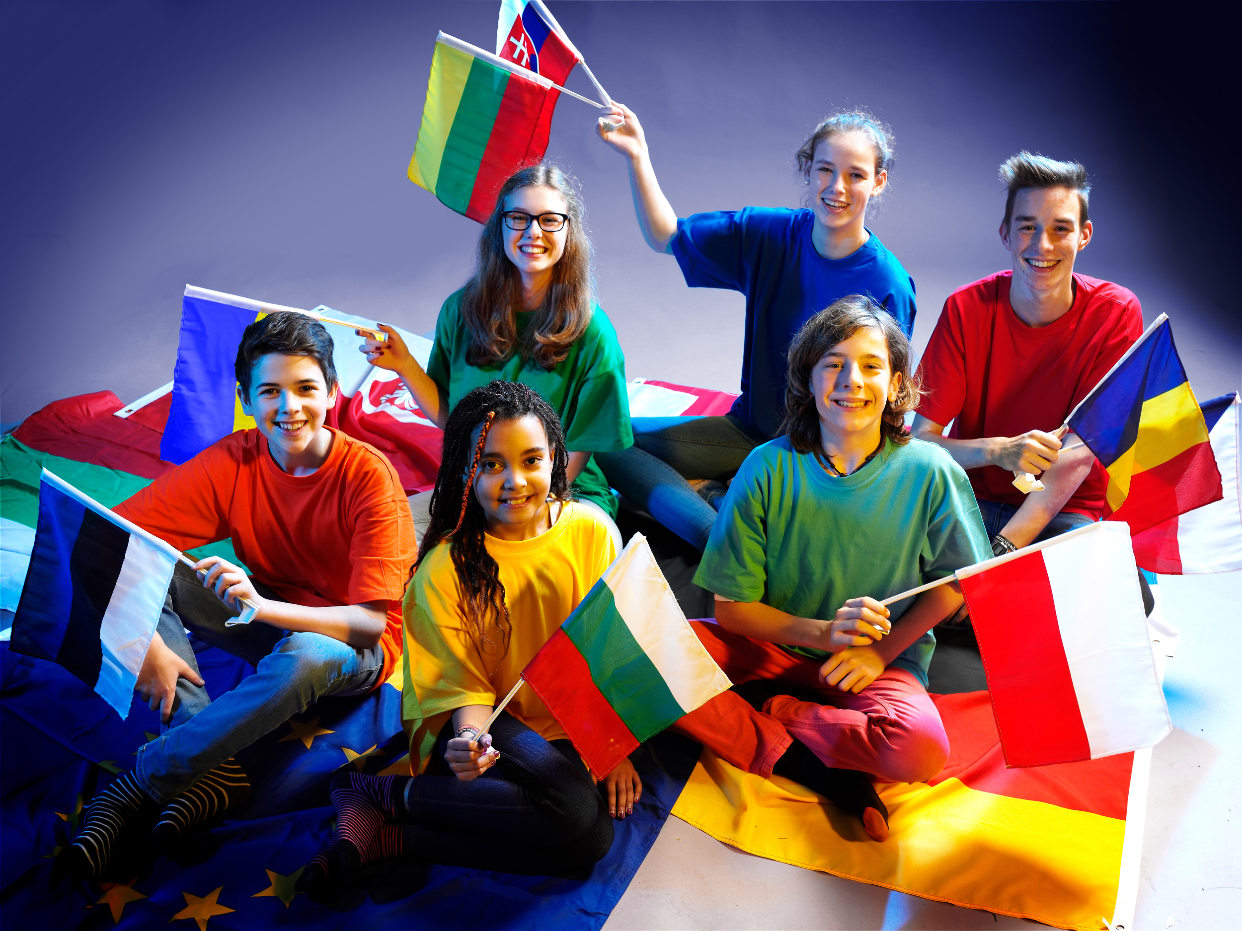 Das Bild zeigt ein Gruppe Jugendlicher mit Fahnen verschiedener Länder.