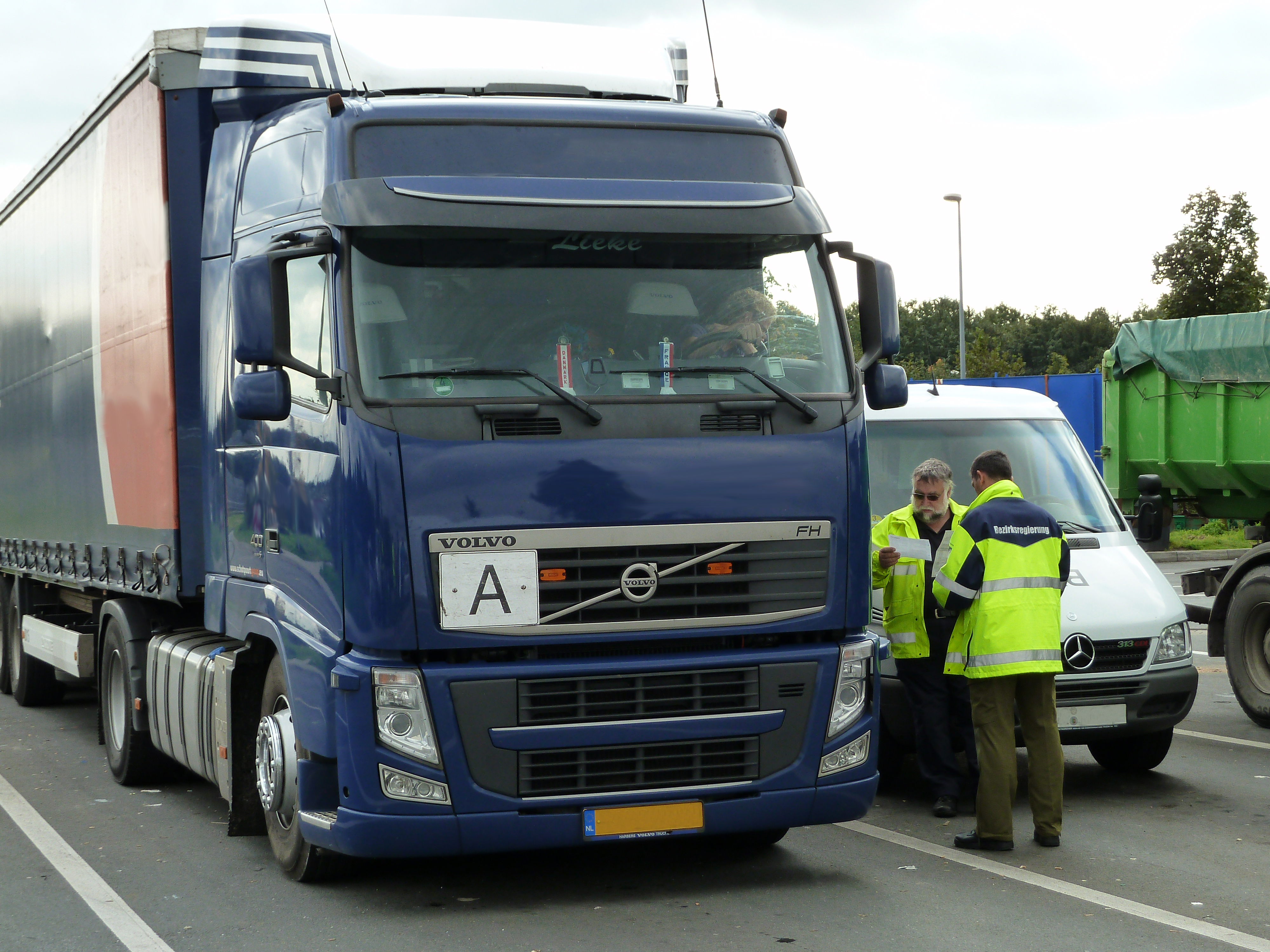 Für alle gewerbsmäßigen Abfalltransporte gilt eine Kennzeichnungspflicht mit dem „A-Schild“. Vorne und hinten am Fahrzeug zeigen die rückstrahlenden weißen Warntafeln an, dass Abfälle transportiert werden