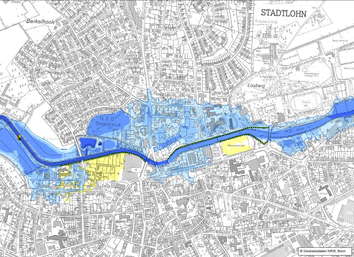 Als Hintergrundbild der Hochwassergefahrenkarte ist die Amtliche Basiskarte gewählt. Auf diesem Ausschnitt der Hochwassergefahrenkarte schlängelt sich der blaue Flussschlauch der Berkel durch die Stadt Stadtlohn. Auf beiden Seiten der Berkel sind verschieden große Flächen in unterschiedlich kräftigen Blautönen gefärbt. Diese Flächen der Hochwassergefahrenkarten informieren über die mögliche Ausdehnung und Tiefe einer Überflutung. Dabei wird dargestellt, wie das Ausmaß der Überflutung für ein häufiges, mittl