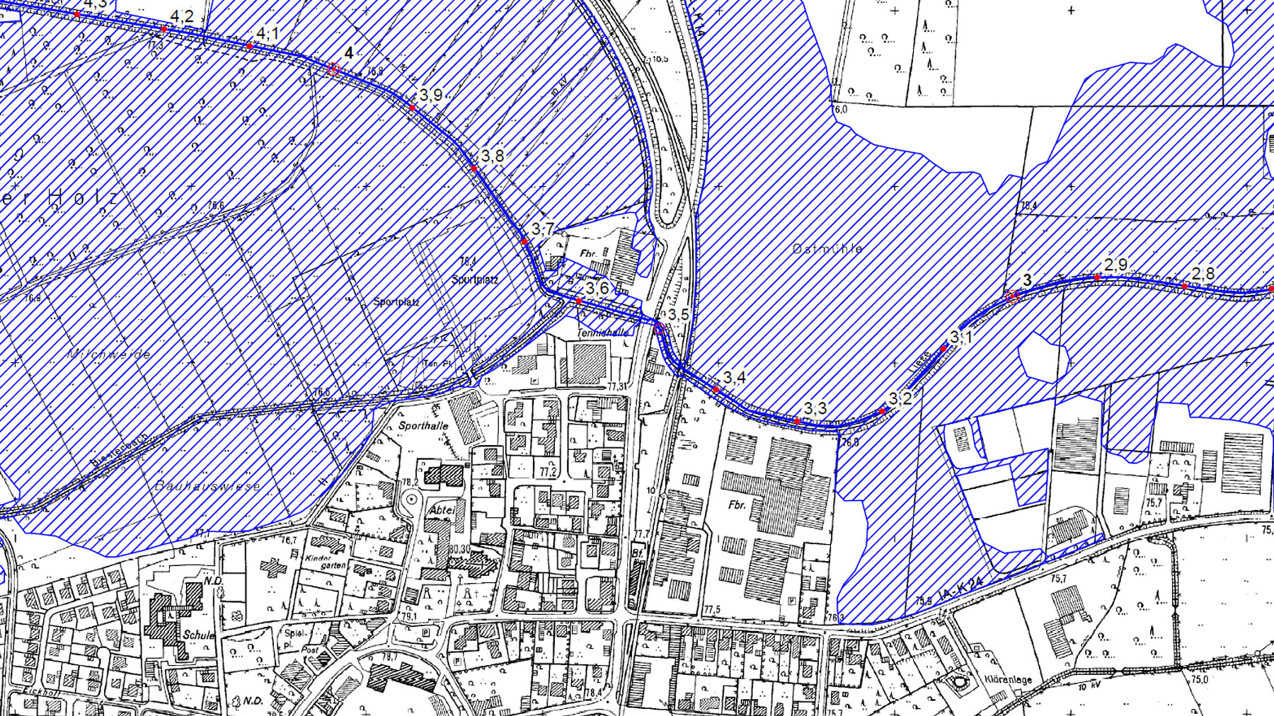 Die thematische Karte zeigt einen Ausschnitt einer Überschwemmungsgebietskarte. Im Hintergrund ist die Amtliche Basiskarte zu sehen, auf der das festgesetzte Überschwemmungsgebiet als blau schraffierte Fläche dargestellt wird.