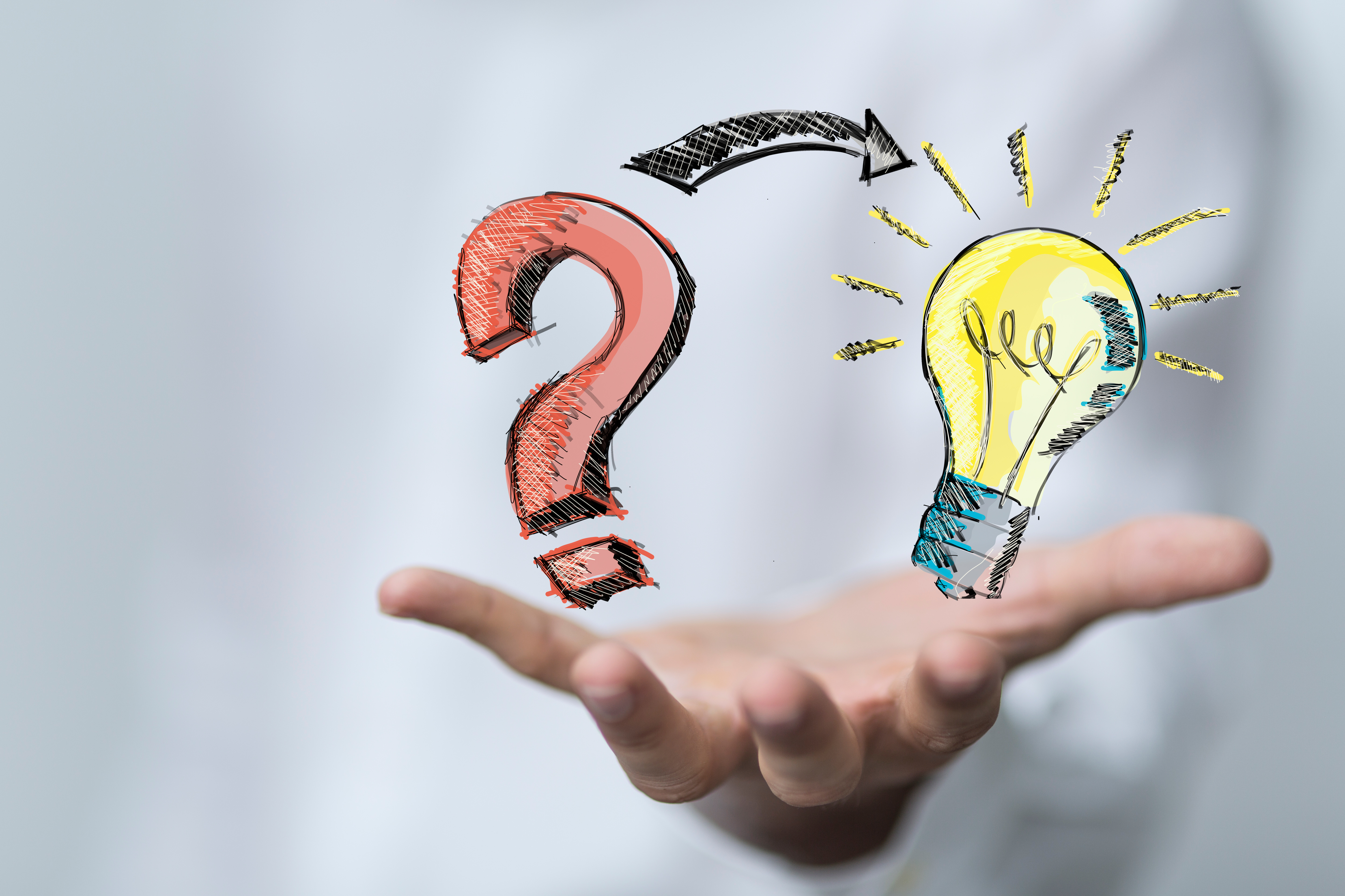 Fragezeichen und Glühbirnen