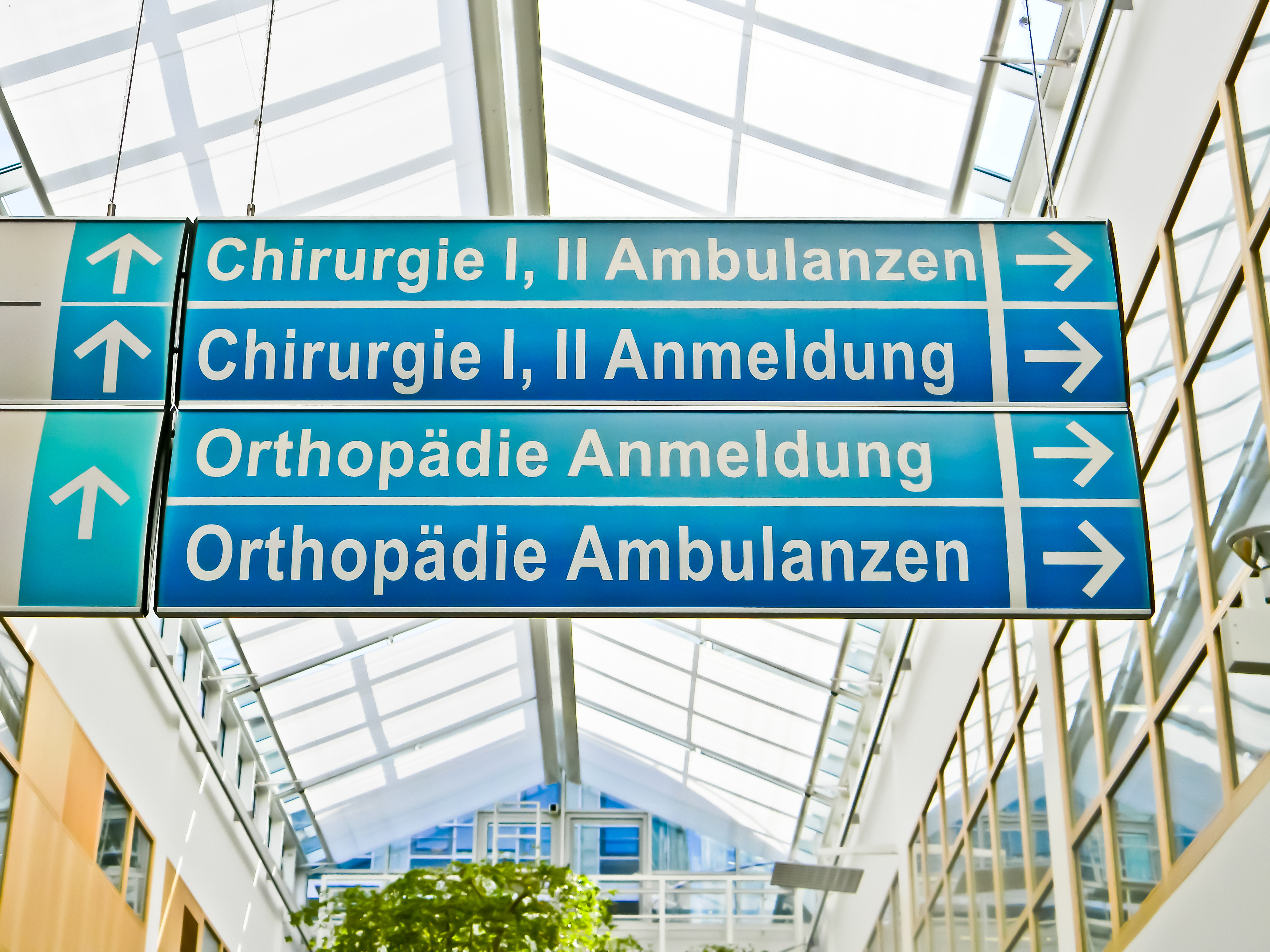 Wegeschild im Krankenhaus