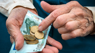 Eine ausgestreckte Hand voll Geld