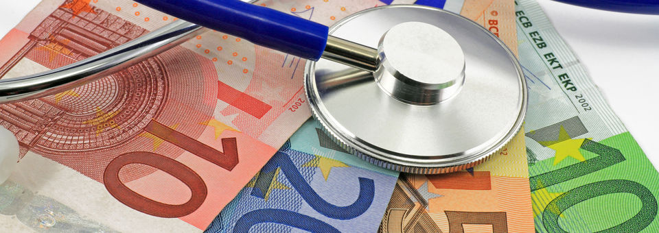 Geldscheine und ein Stethoskop